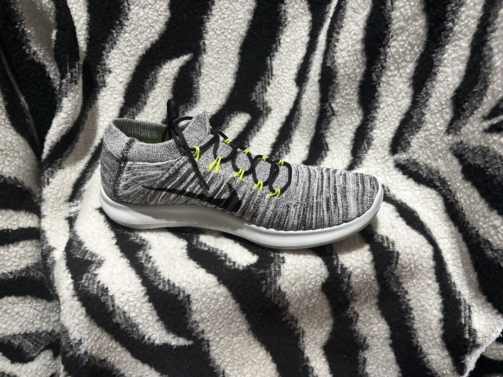 Size 8.5 – Nike Free RN Flyknit 2017 White Black Stealth Stylish Kicks