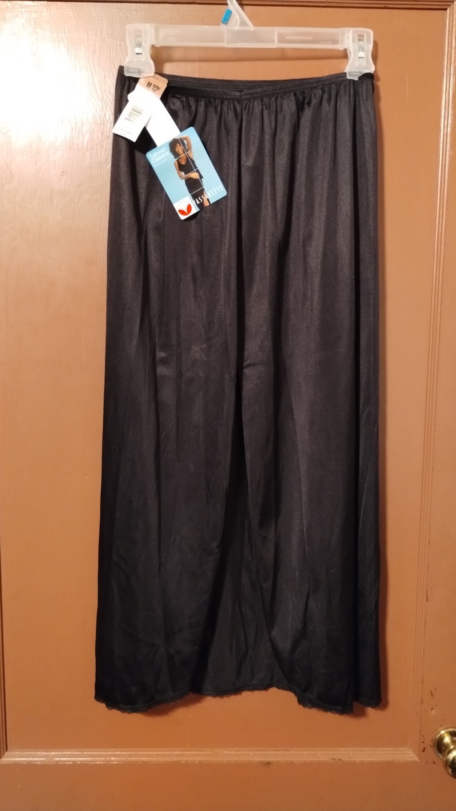 Vintage Half Slip SIZE MEDIUM black nylon 32″ W/ slit VASSARETTE NWT