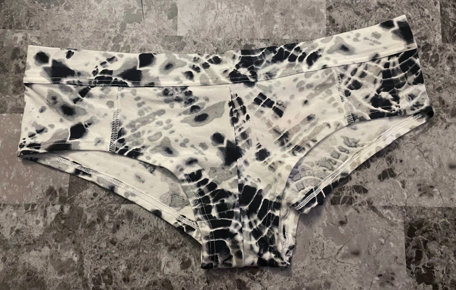 NWT VICTORIA’S SECRET MEDIUM WHITE BLACK GRAY TIE DYE RARE CHEEKY PANTIES