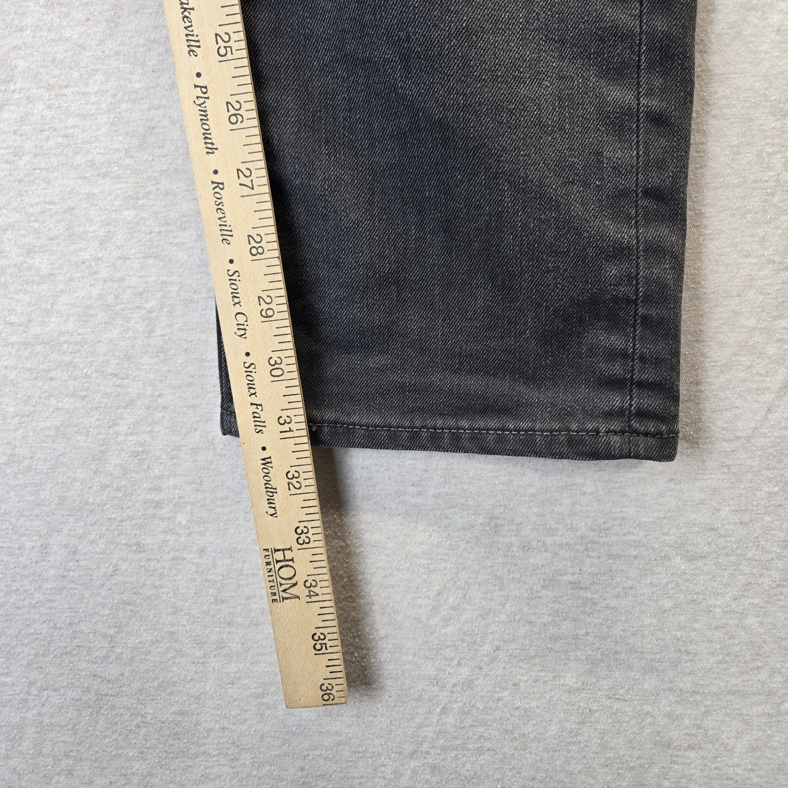 Levi’s 513 33×32 Slim Fit Straight Leg Black Denim Jeans Men’s 5-Pocket Design