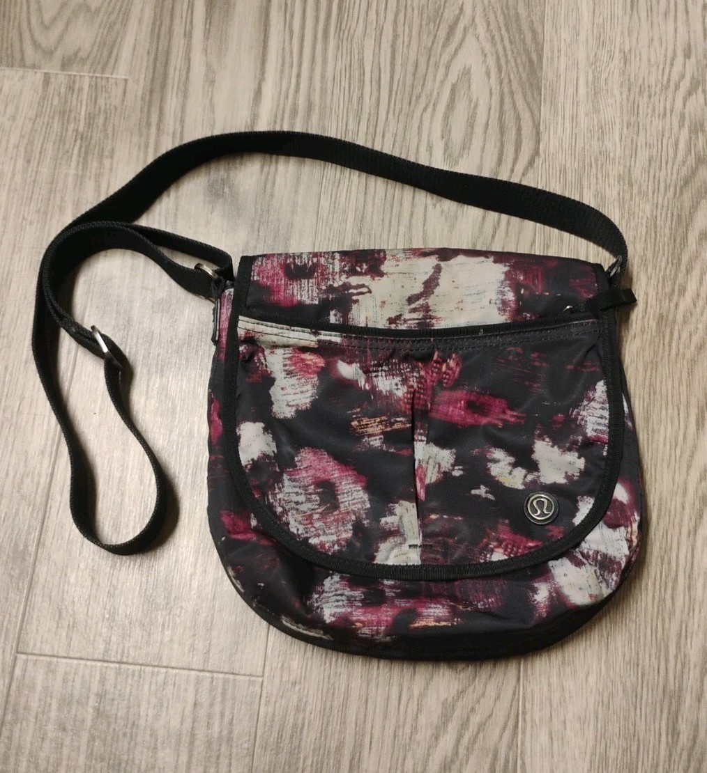 Lululemon Athletica Party Om Festival Bag Crossbody Frosted Rose Gray Pink