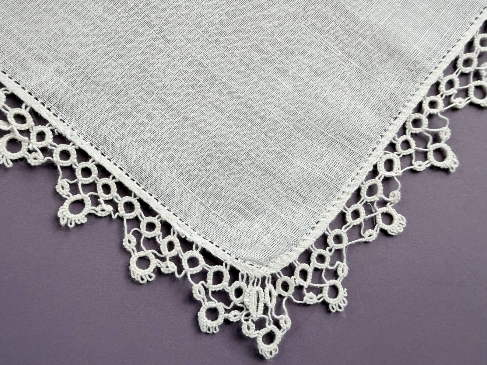 VINTAGE HANKY WHITE HAND TATTED EDGING LINEN CENTER WEDDING FORMAL 1930-40s