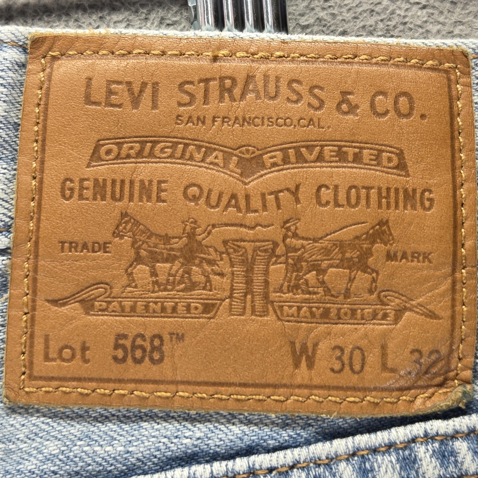 Levis 568 Jeans Mens 30×32 Light Wash Blue Denim Relaxed Tapered Zip Fly