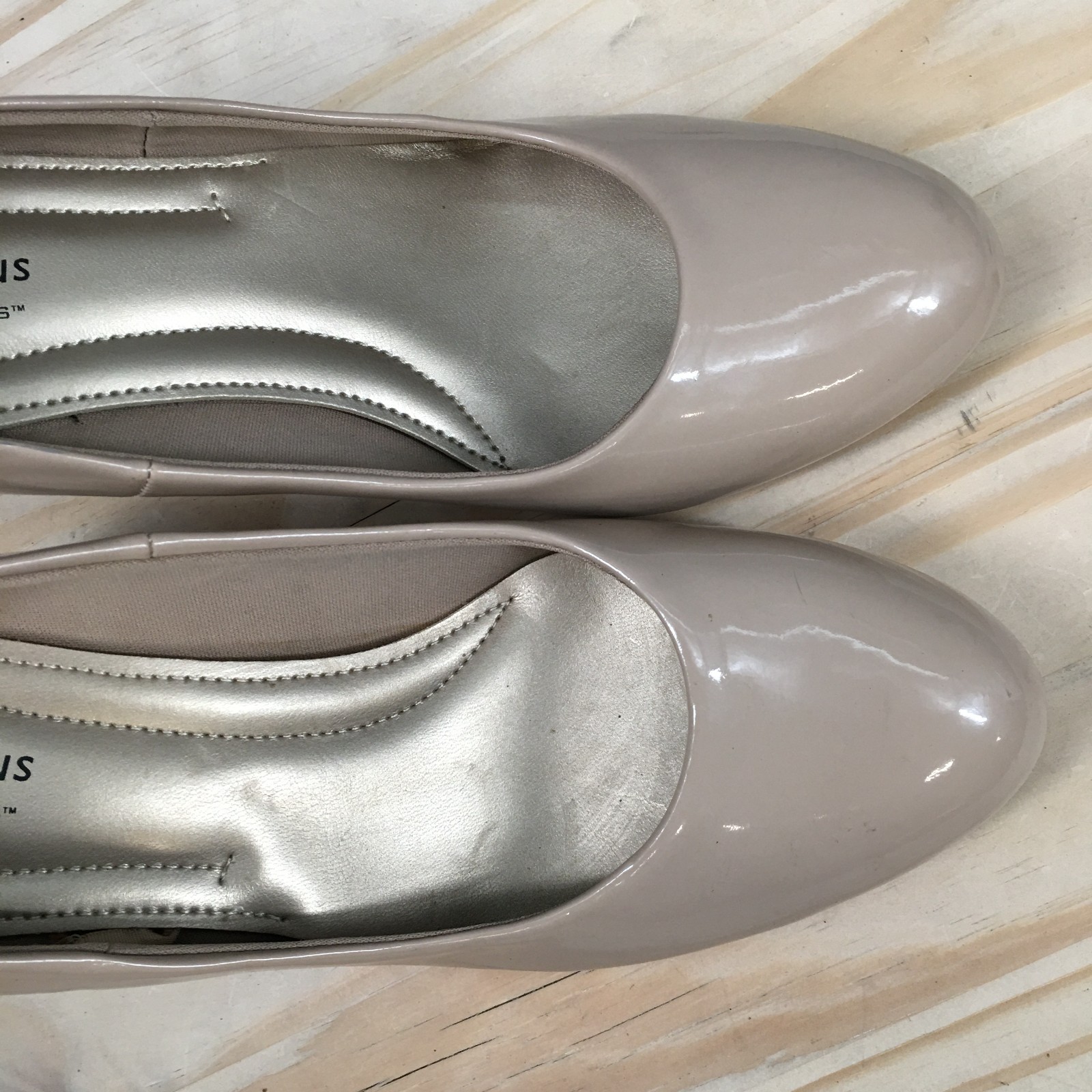 Comfort Plus by Predictions Heels Womens 9.5 Pumps Beige Patent Leather Casual