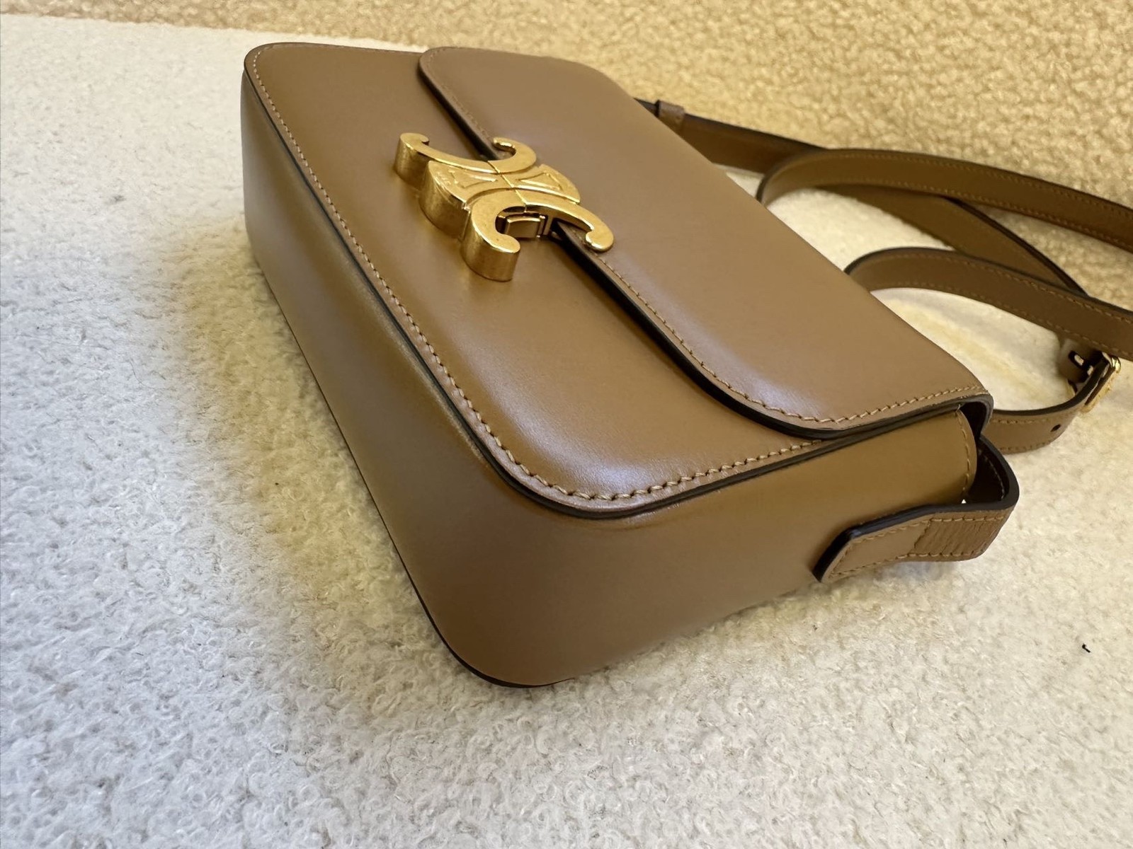 Celine Pre-Owned Authentic Luxury Handbag Caramel 18.5*6*13.5cm