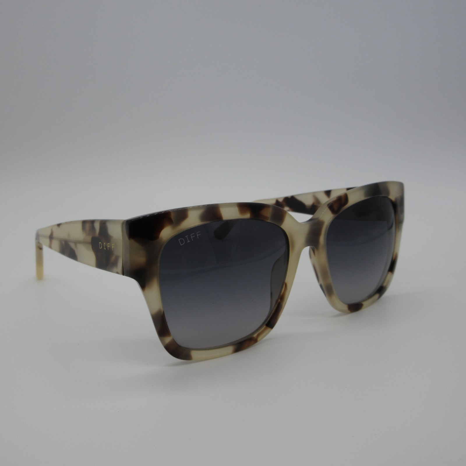Diff Eyewear Sunglasses Bella II Clear Tortoise Shell Black Gradient Lens