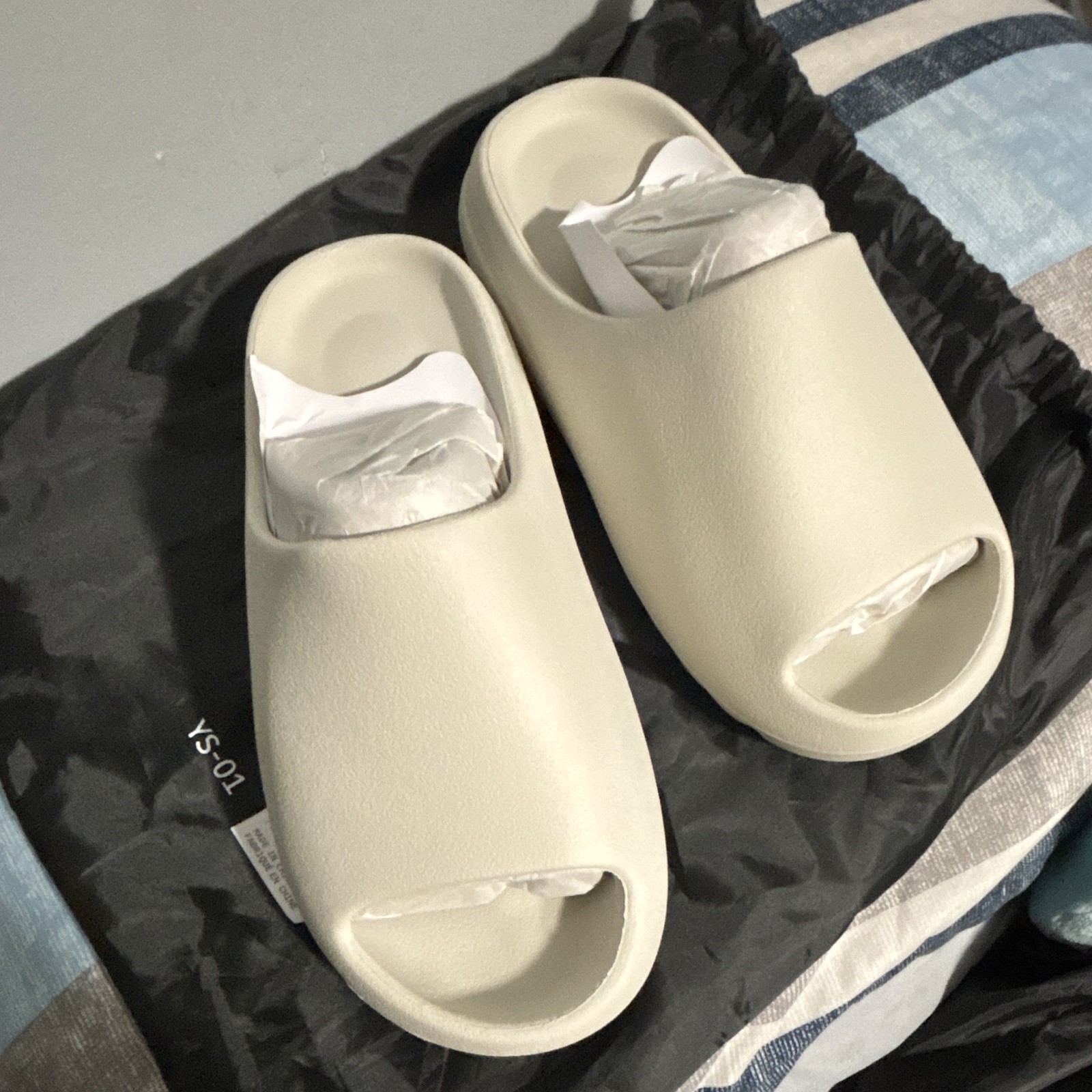 Yeezy Slides Men’s Cream Rubber Slide Sandals Open Toe Slip On Logo US 9