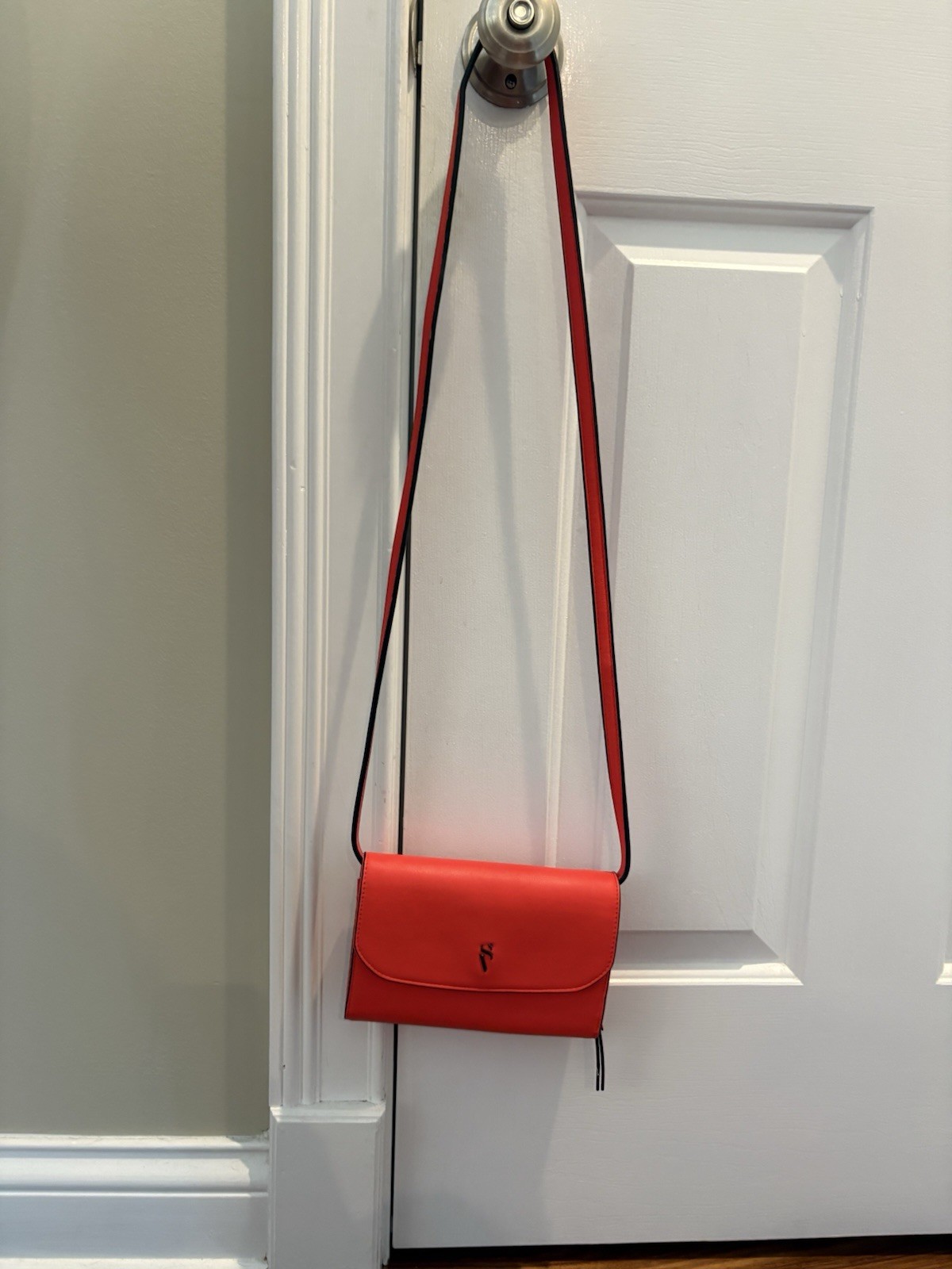 Women’s Crossbody wallet/small purse with Snap Closure, inside Zipper compart.