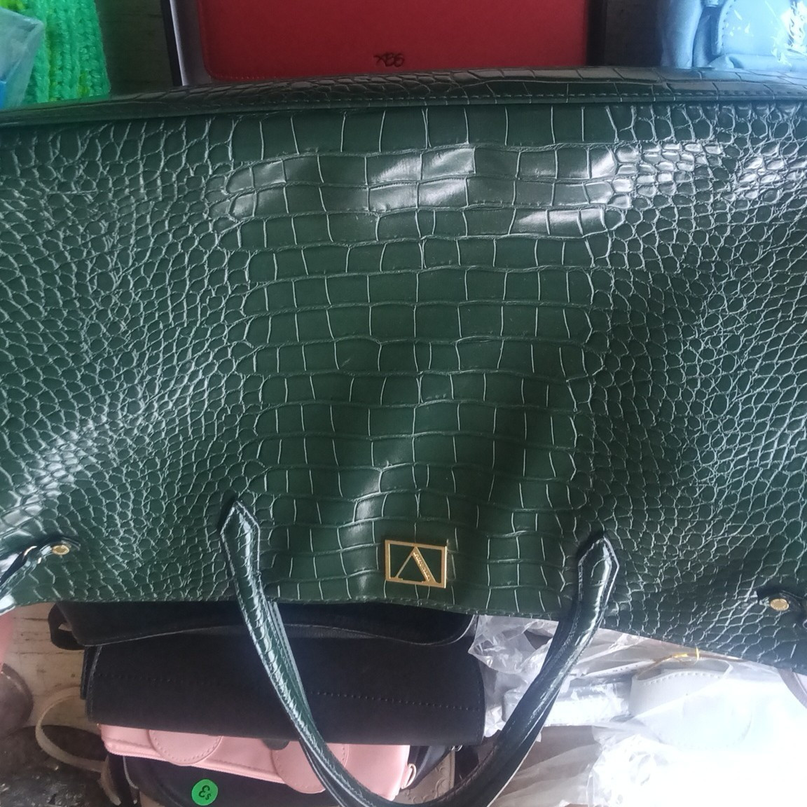Valentino Green Croc Embossed Large Tote Gold V Logo Lined Pockets Clochette