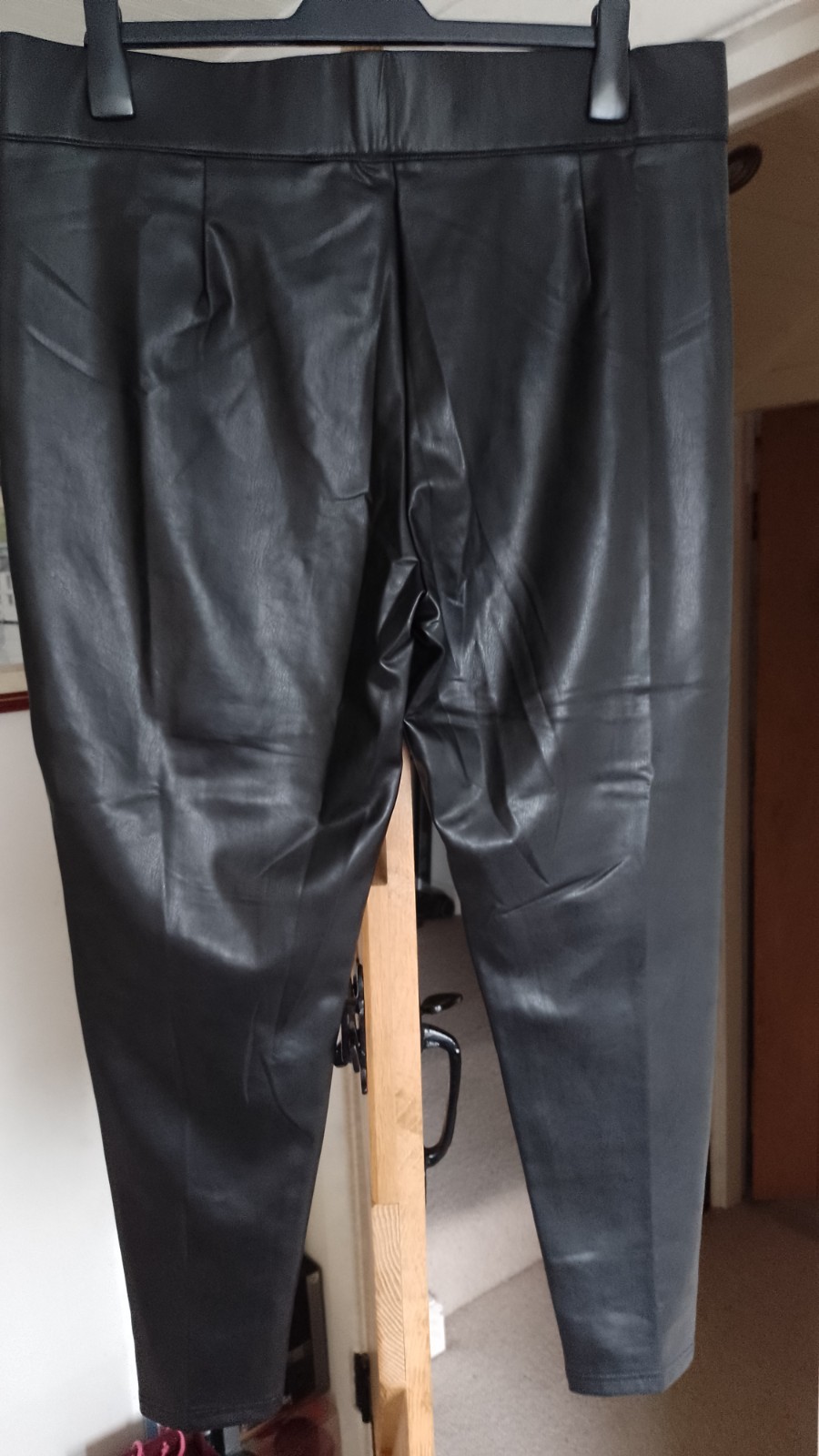 BNWT MARKS & SPENCER FAUX BLACK LEATHER LEGGINGS – 20 REG.