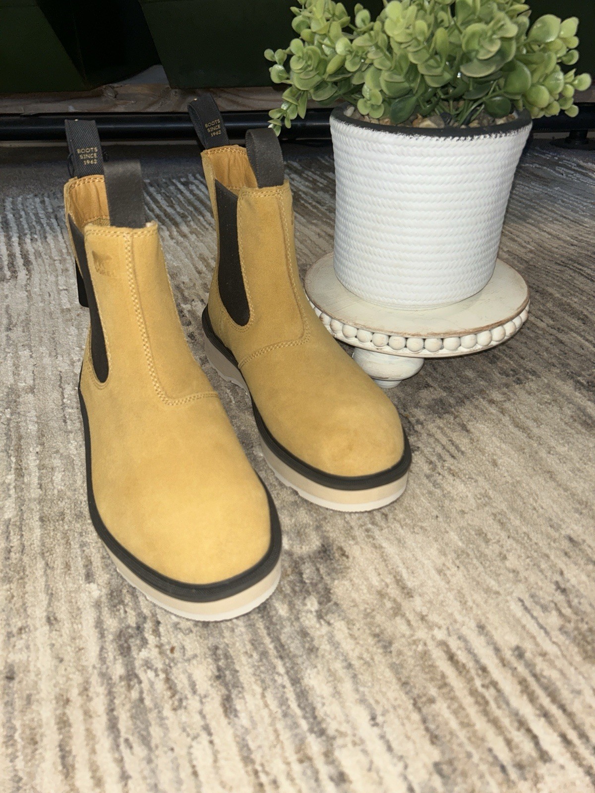 Sorel Chelsea Waterproof Boots in Mustard Yellow and Black. NWT