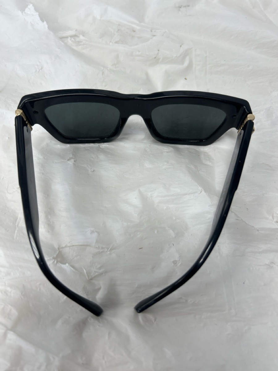 VERSACE 4464 SQUARE BLACK SUNGLASSES *SCRATCHES ON LENS AND INSIDE O (P23017461)