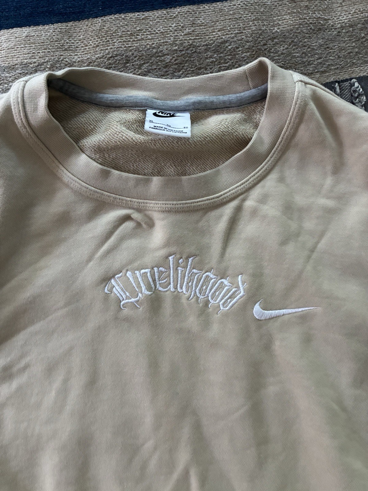 Nike Custom Embroidered Center Logo Sweatshirt Cream Tan Pullover Size XL
