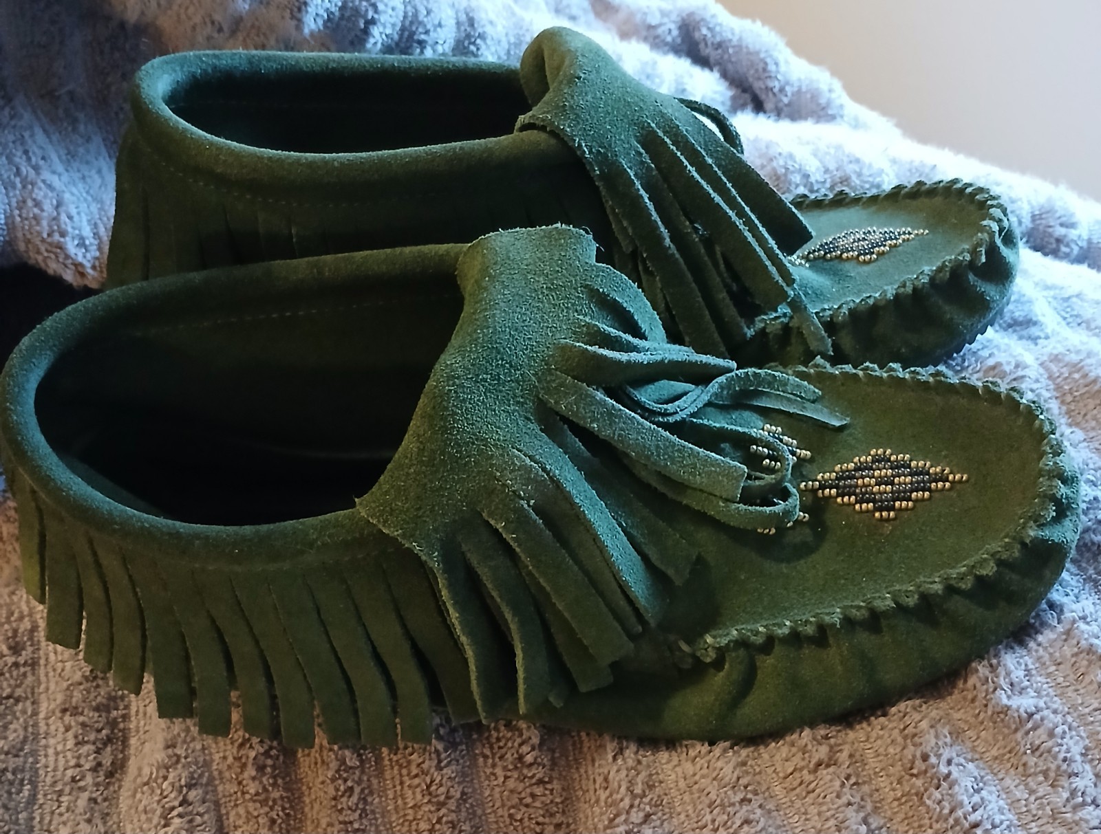 Manitobah Mukluks Olive Beaded Fringe Suede Moccasin Boots Vibram Sole Womens 10