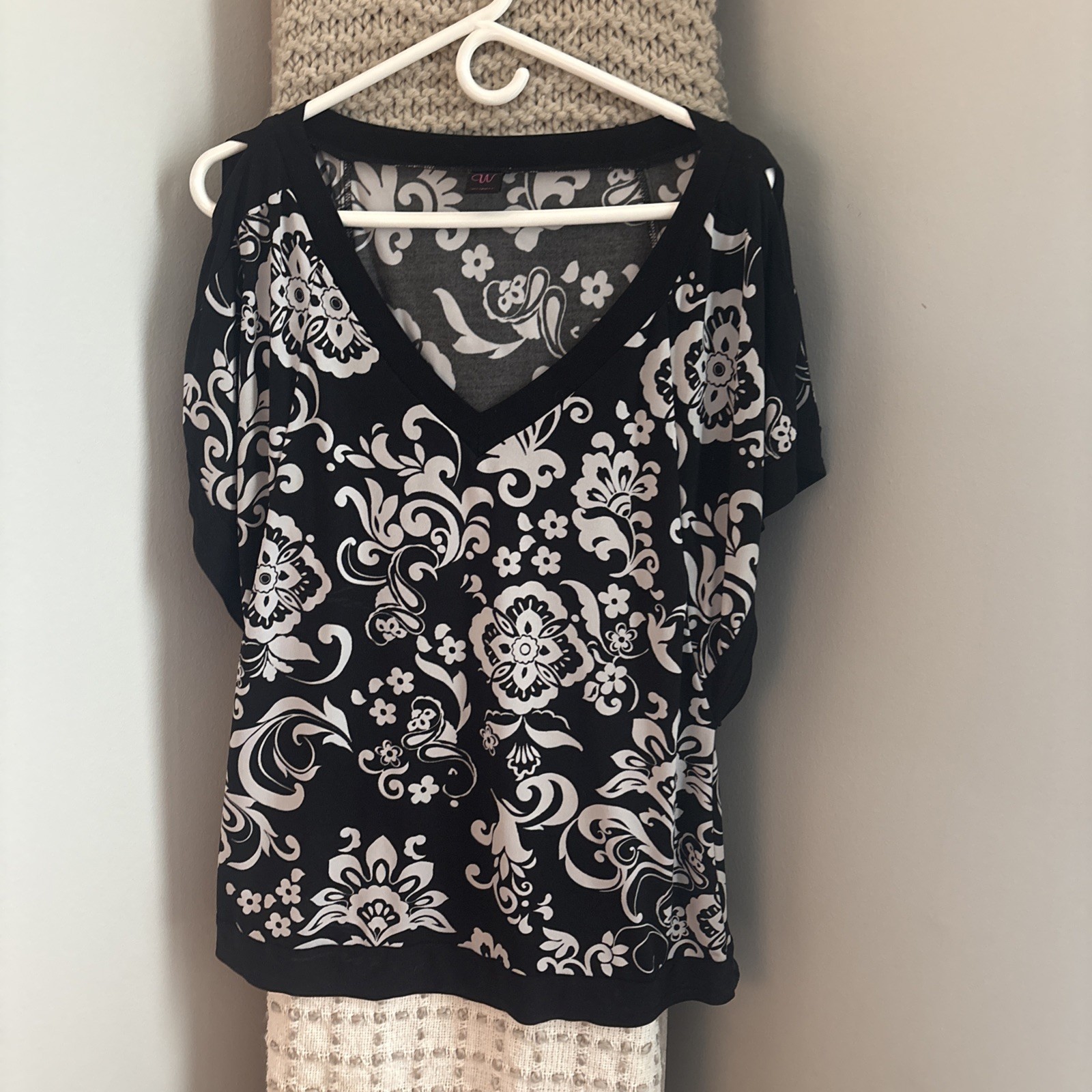 Women’s Wrapper Black And White Floral Top Size Xl