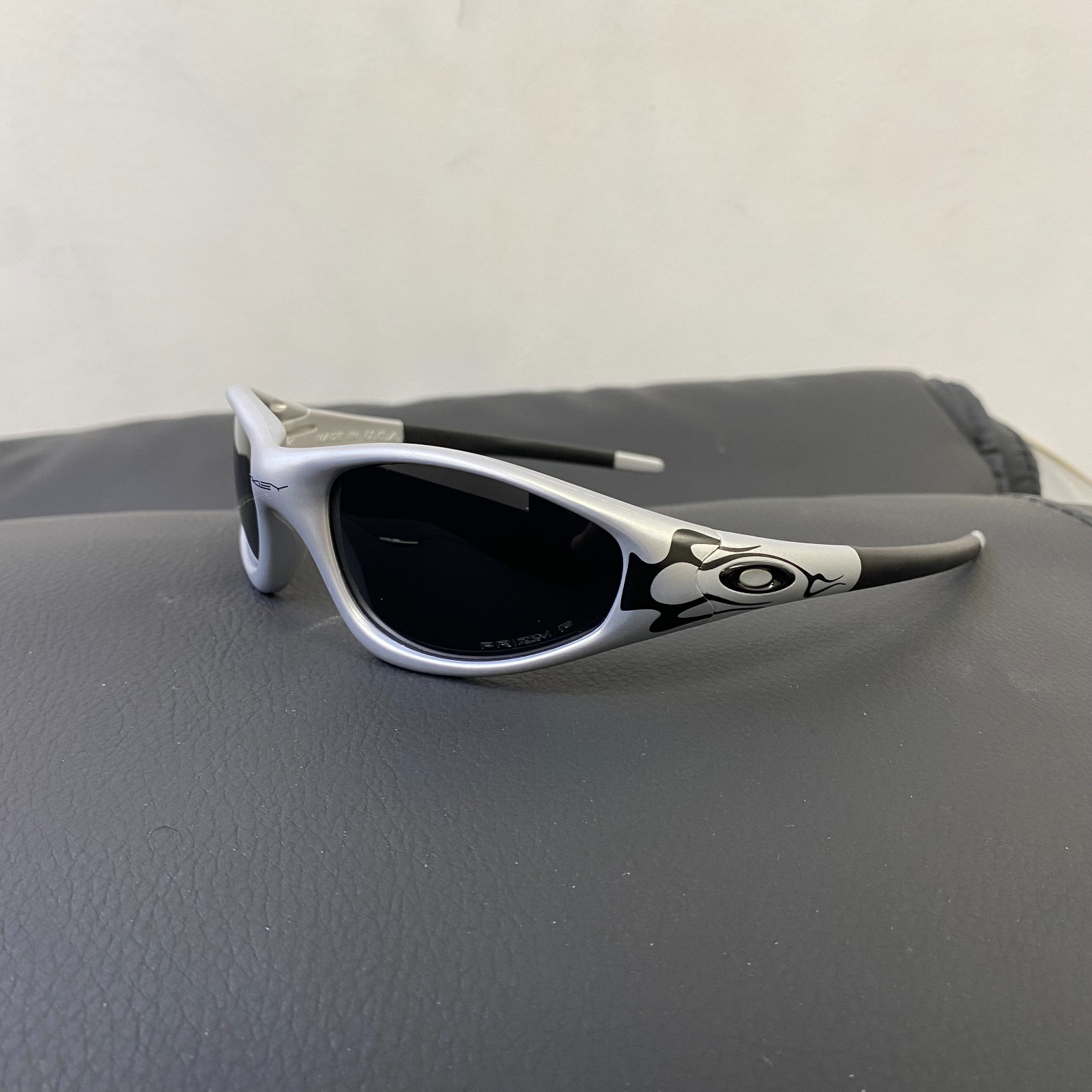 Vintage 90s Oakley Straight Jacket 99 Muzm 9505 Silver Black Lenses Frames