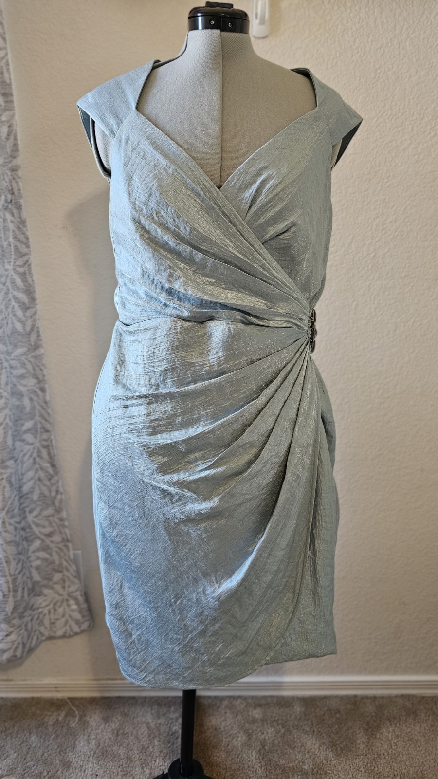 London Times Light Blue Ruched Sheath Dress Sleeveless Brooch Waist Size 16