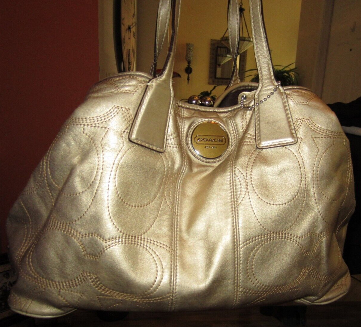LADYS COACH SATCHEL GOLD H1193-F18879 GOOD COND LIGHT WEAR MAINLY TO BOTTOM