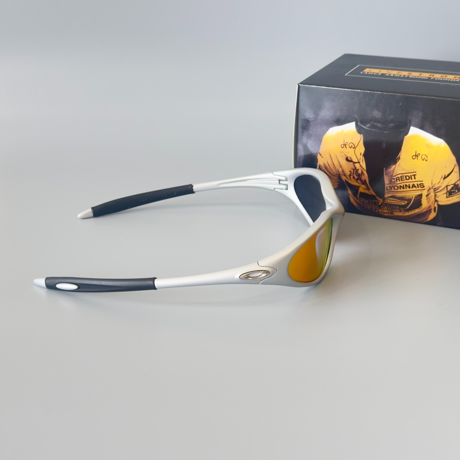 Oakley Mitute 1.0 Silver Rainbow Vintage Sunglasses Gorpcore USA Y2K Avantgarde