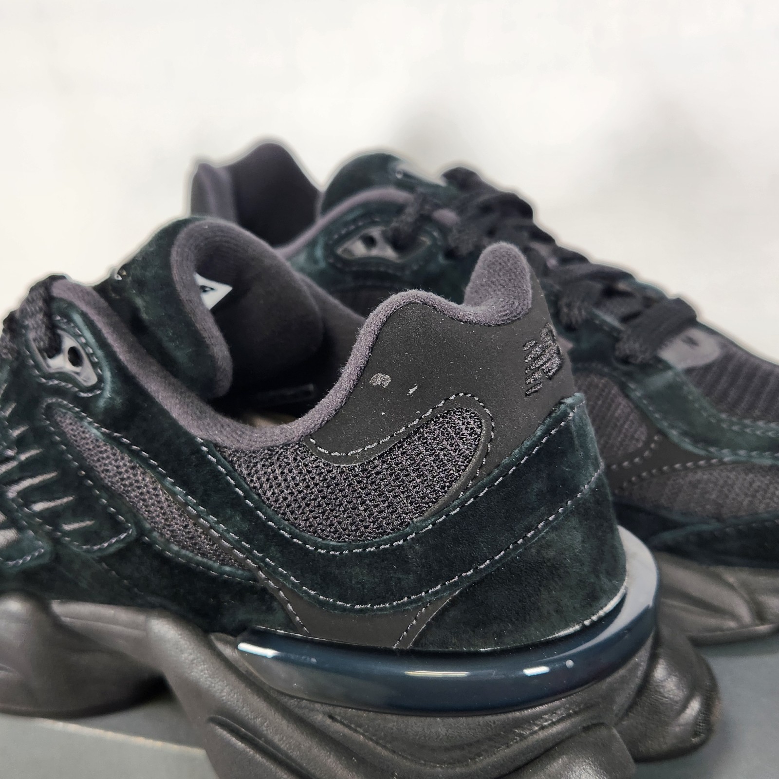 5.5 MEN / 7 WOM – New Balance 9060 – Black / Phantom / Magnet – U9060BPM (sc)