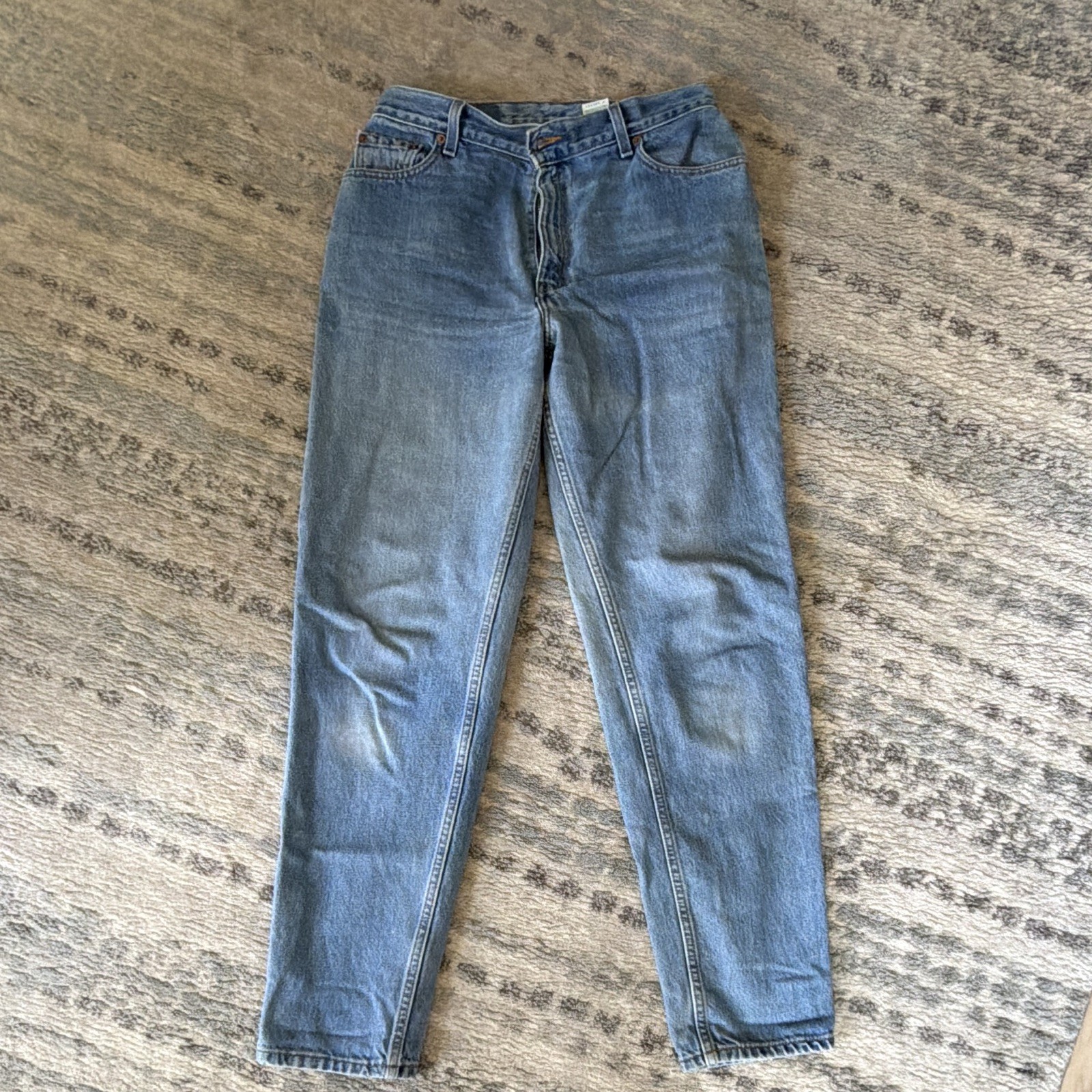 Levi’s 550 Women’s Relaxed Mid Rise Tapered Blue Medium Wash Denim Jeans