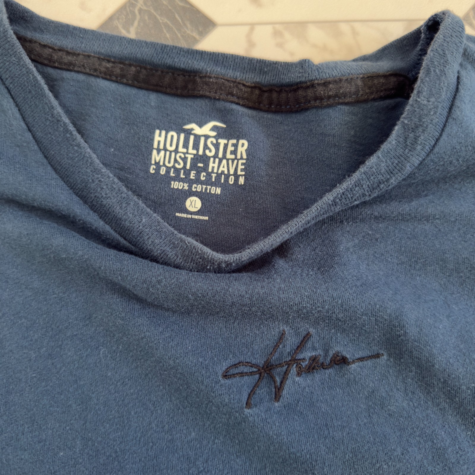 Hollister Must-Have Collection Men’s Navy Blue Embroidered Logo T-Shirt XL Cotto