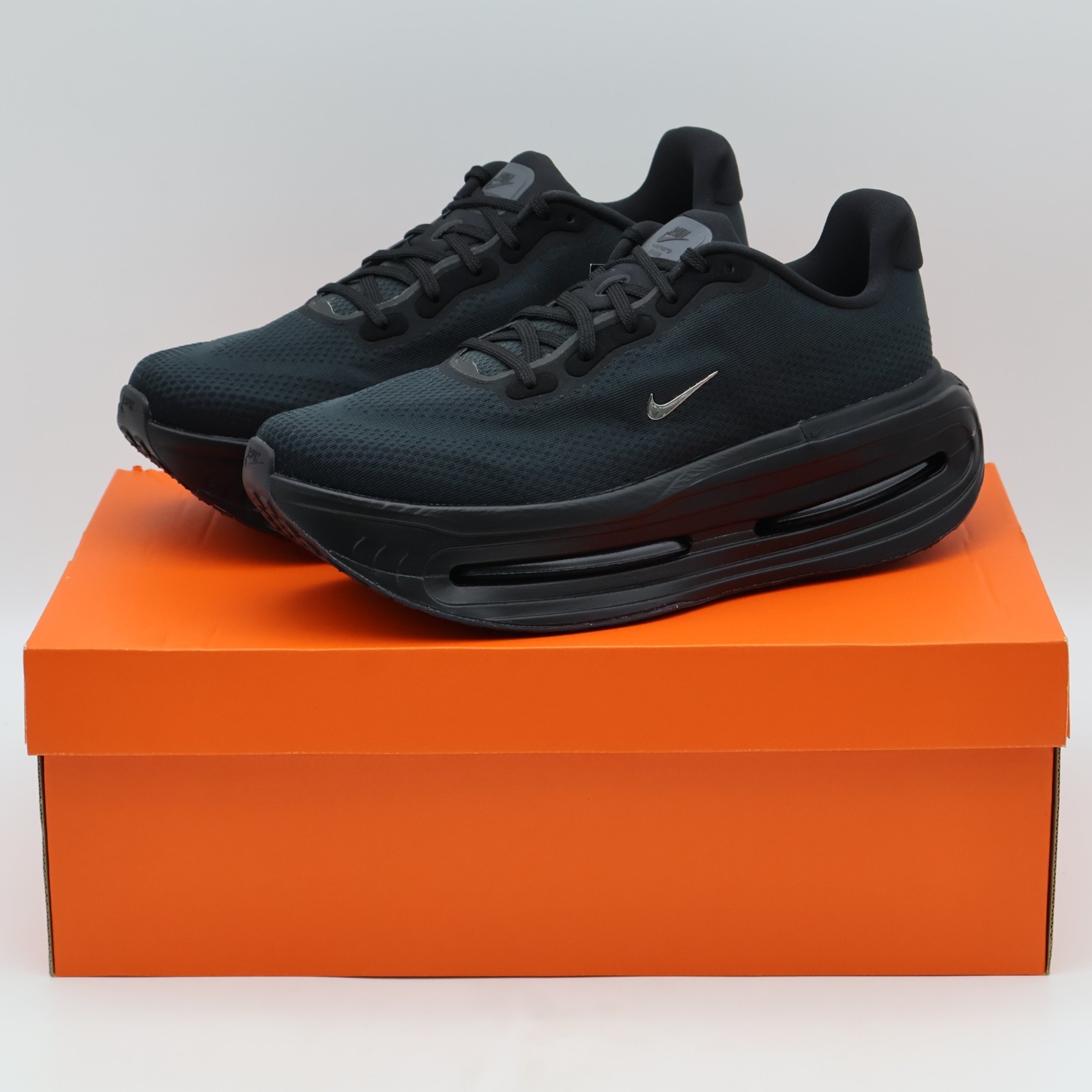 IQ0627-001 Nike Vomero Premium Chrome Mini Swoosh Black (Men’s)