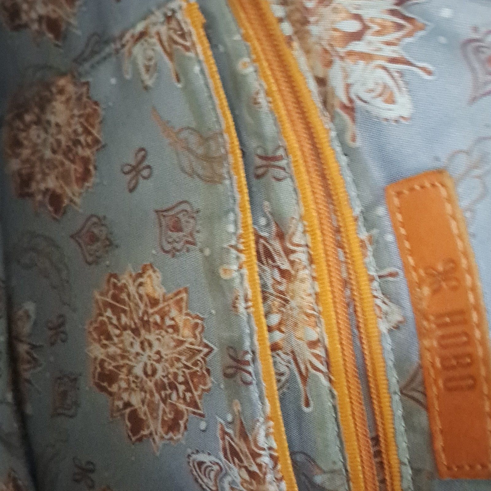 HOBO Large Beige Shoulder Bag Brown Strap Floral Lining Gold Hardware Zip