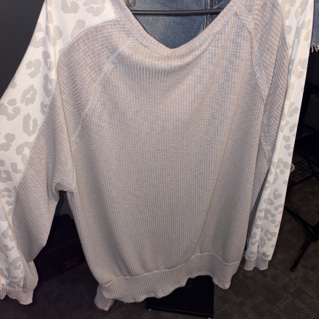 Terracotta Gorge Women’s Plus 3X Gray Knit V-Neck Raglan Leopard Sleeve Top