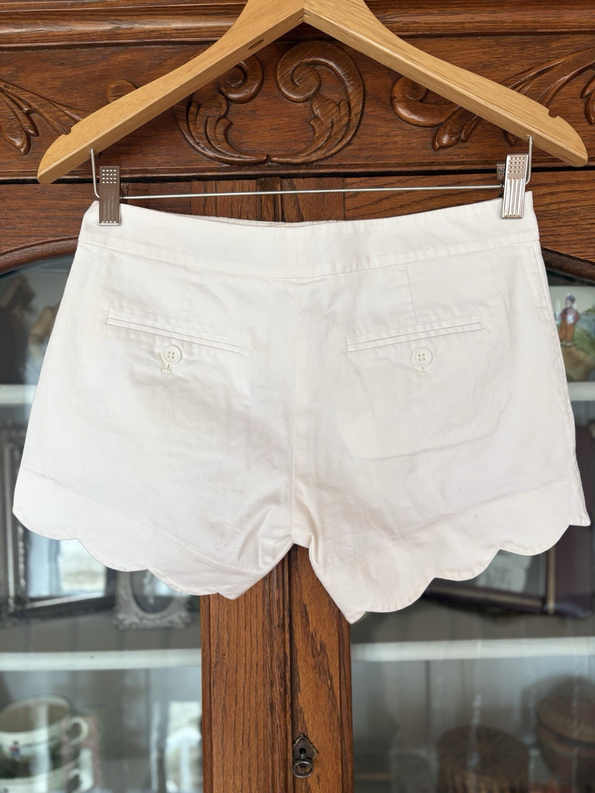 CLUB MONACO WOMENS SIZE 00 WHITE FLAT FRONT SCALLOP LEG SHORTS