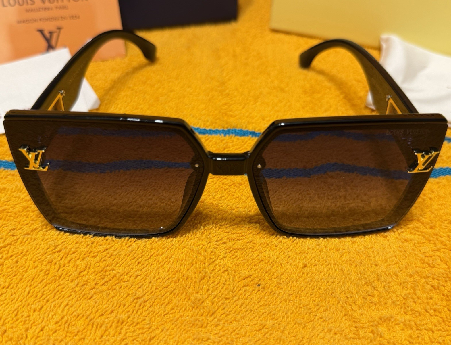 Louis Vuitton Oversized Square Sunglasses Black Plastic Frame Brown Tinted