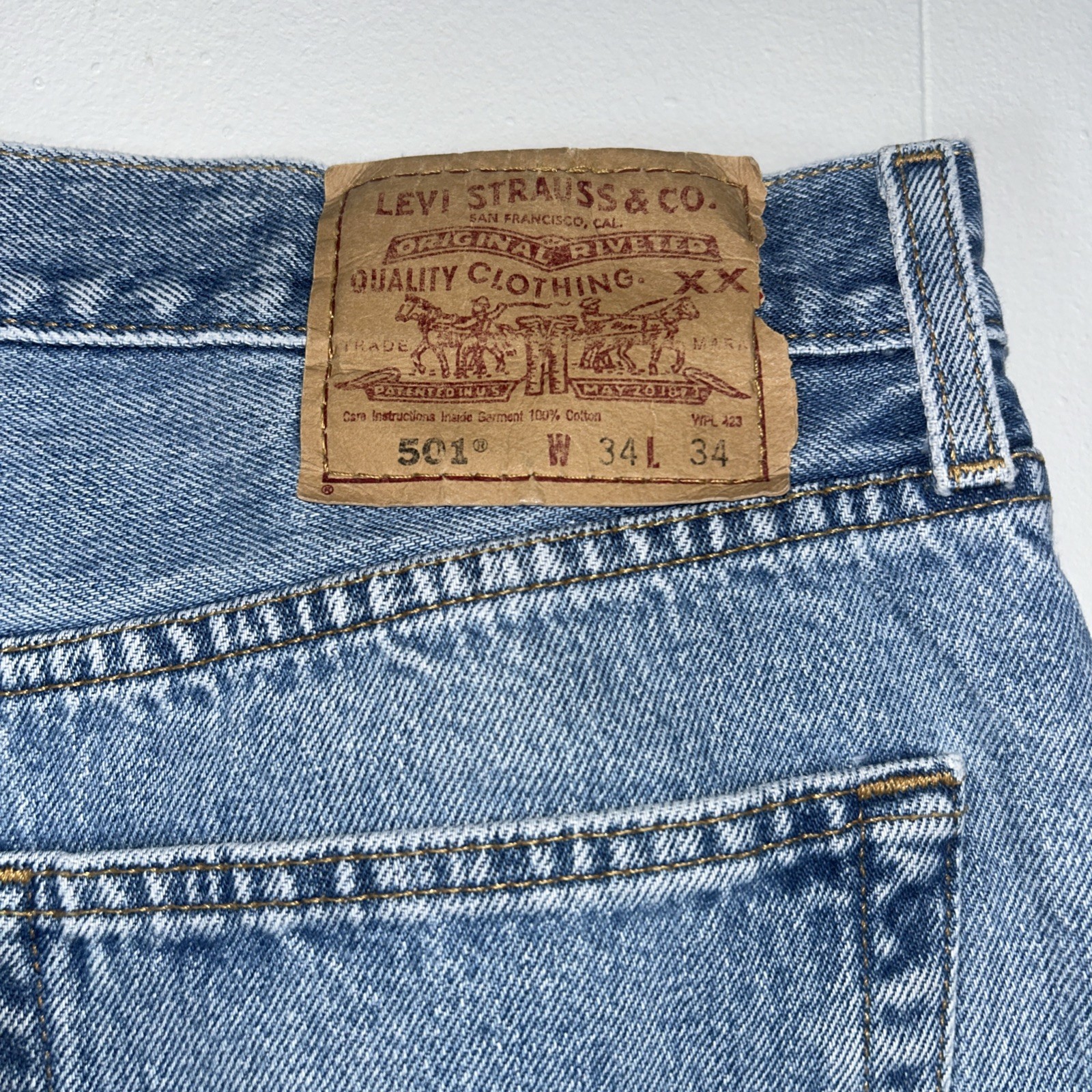 Vintage 2000 Levi’s 501 Men’s Jeans 34×34 Button Fly Denim Y2K