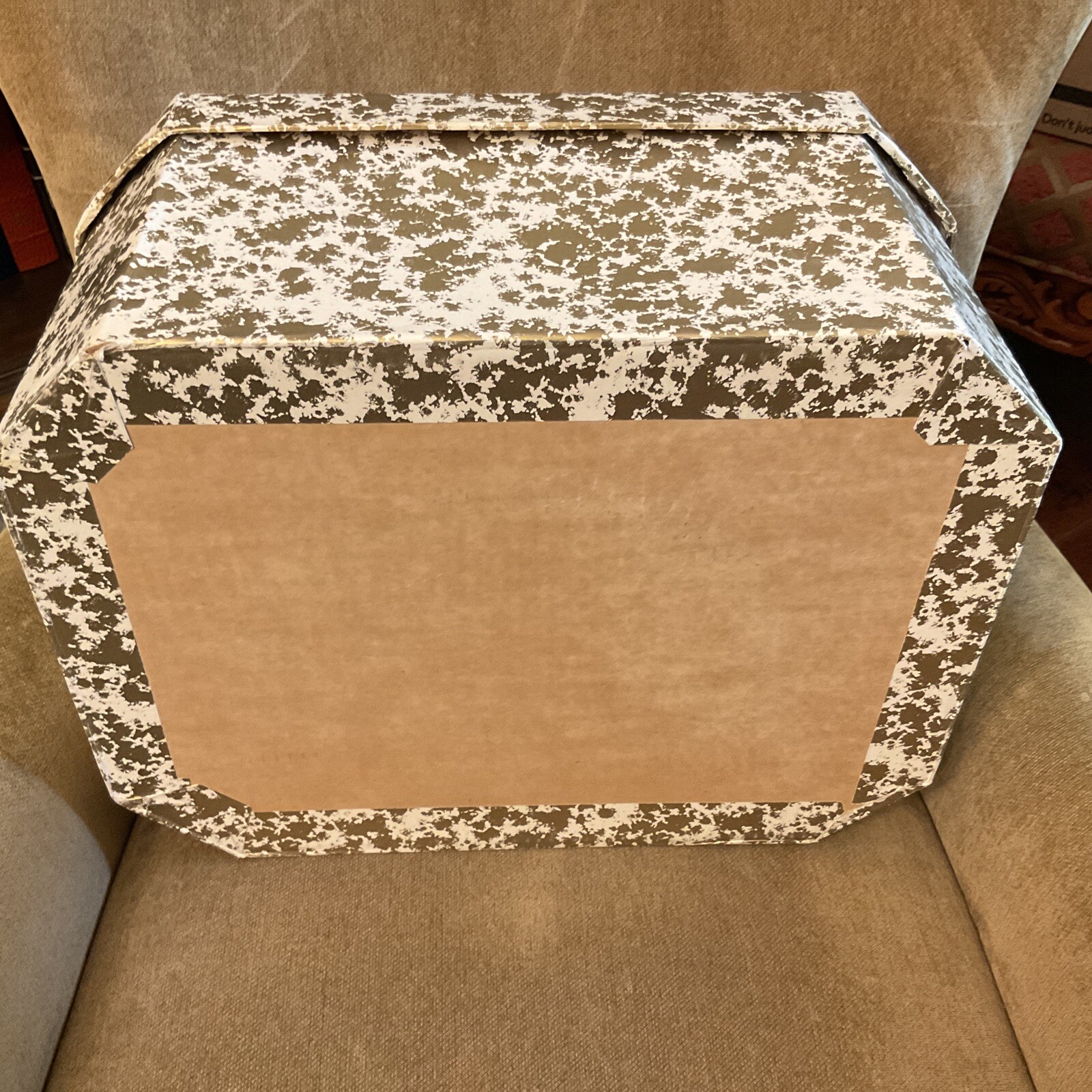 Vintage Large Beaver Hat Box 17″ × 13″x 8” With Insert Cowboy Style Gold White