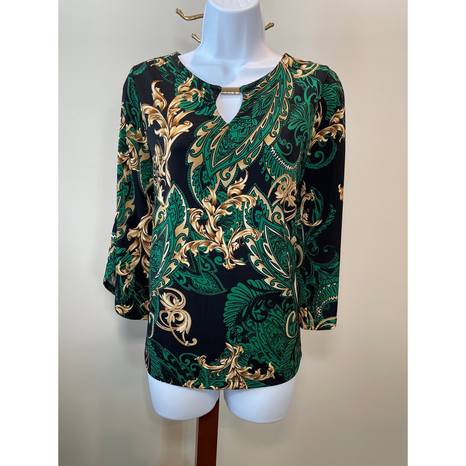 Chico’s Size 1 Black, Green & Gold Patterned Long Sleeve Top (Standard Size M)