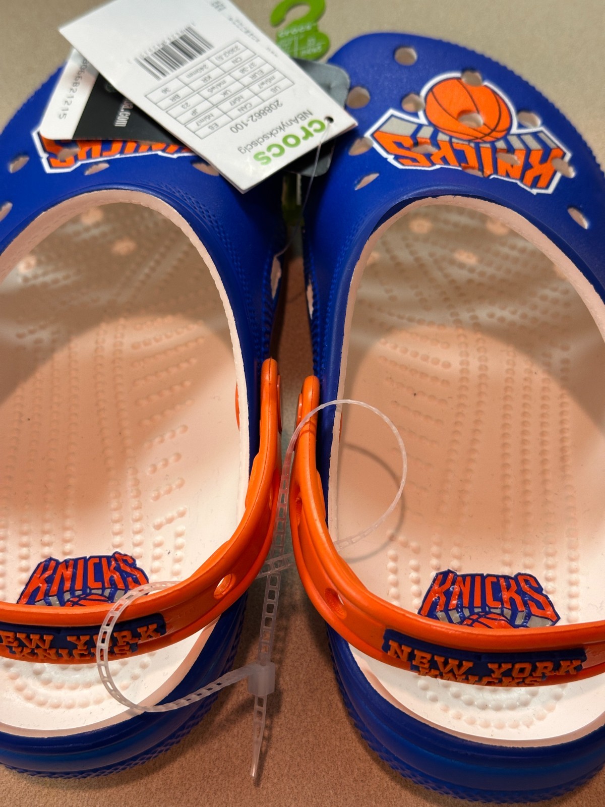 New York Knicks Crocs NBA Classic Clogs US Men 5 Women 7 Blue Orange New w/tags