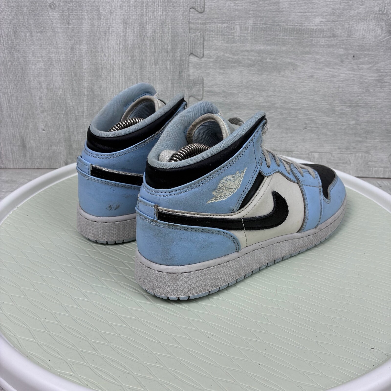 Nike Air Jordan 1 Mid Ice Blue Black White UNC Size 7Y 555112-401