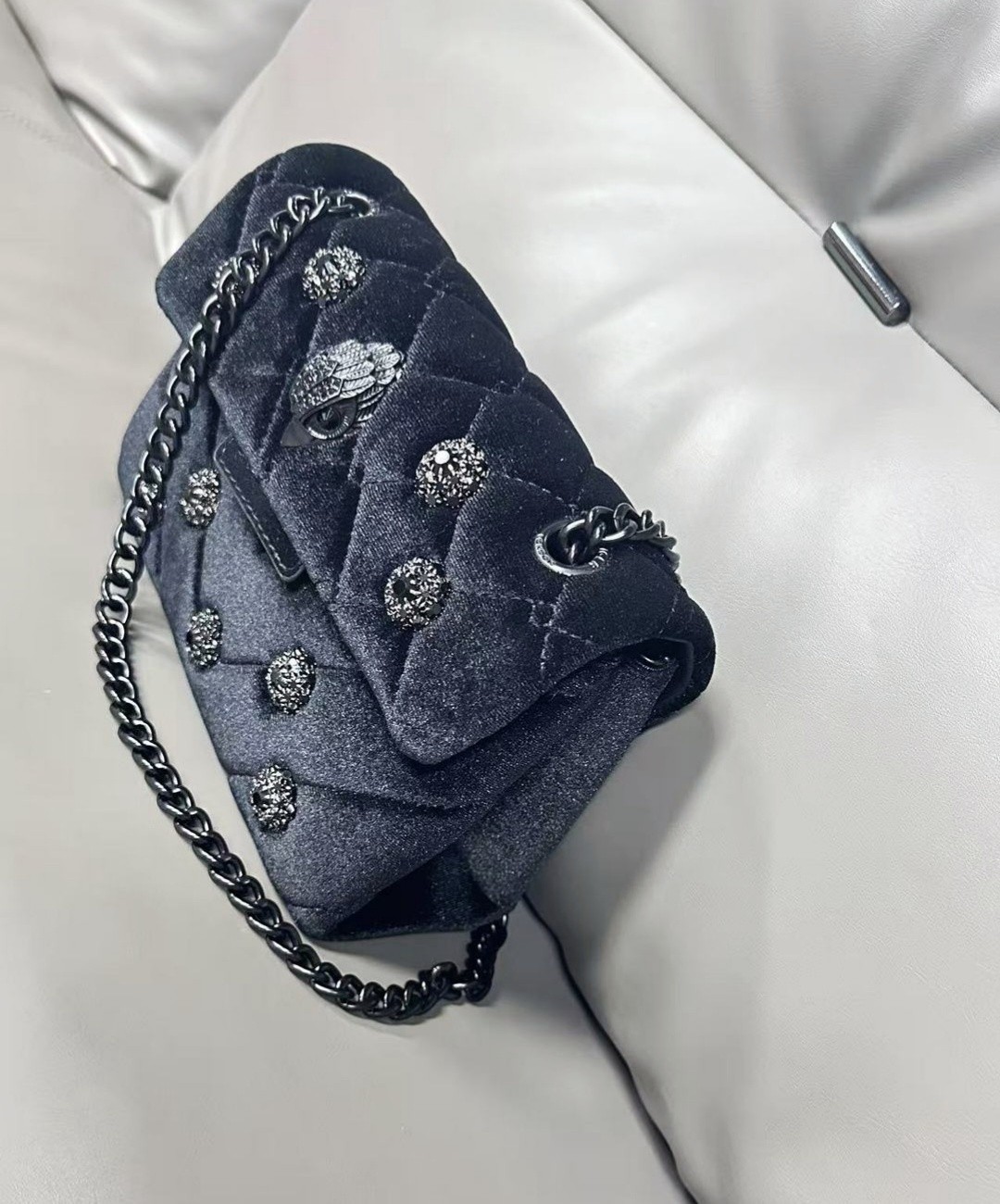 Kurt Geiger London Black Velvet Quilted Crossbody Silver Flower Eagle 20×8×15 cm
