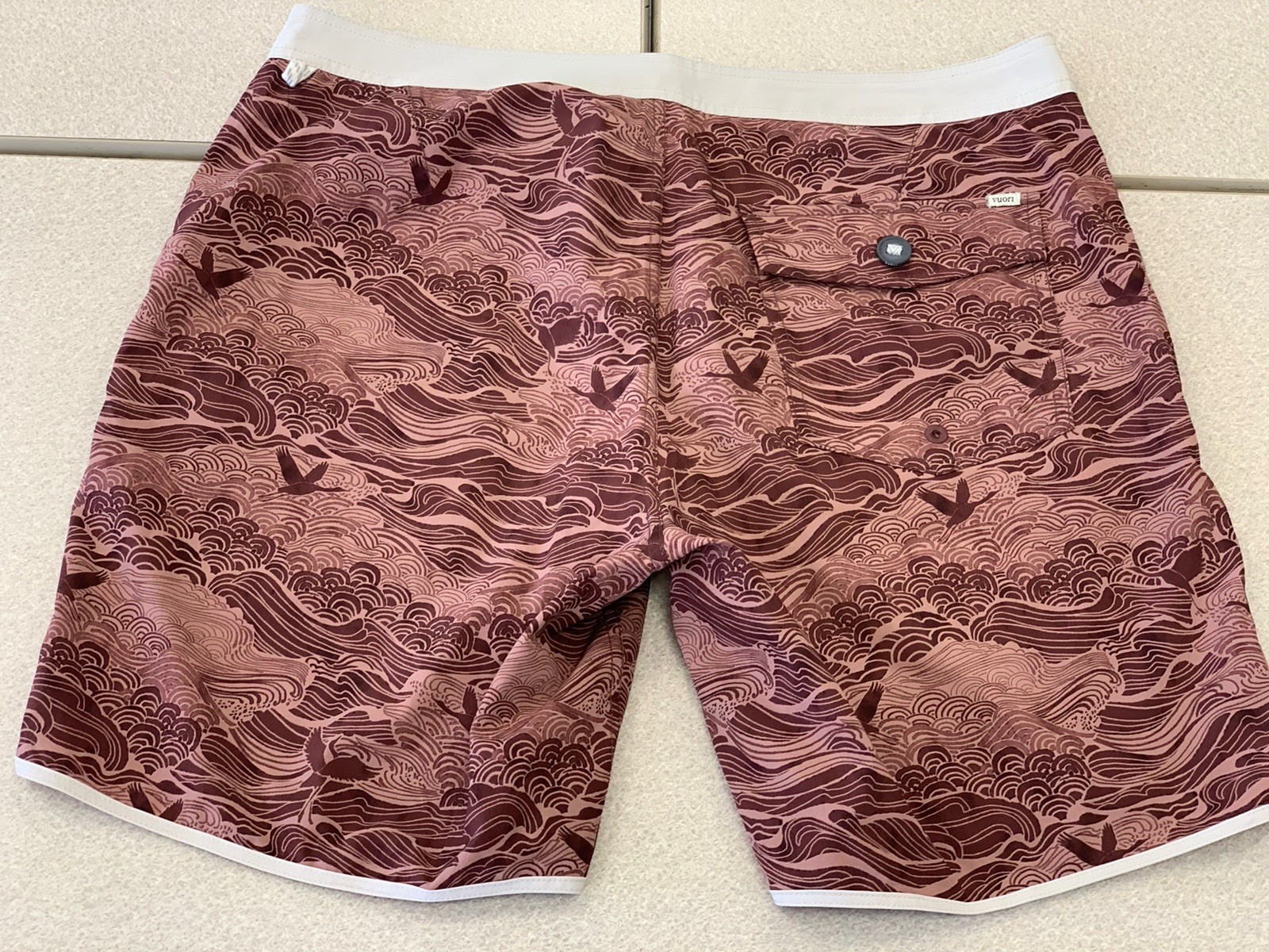 Vuori Cruise Boardshorts Men’s 33 Ocean Print Athleisure Hybrid 7″ Shorts