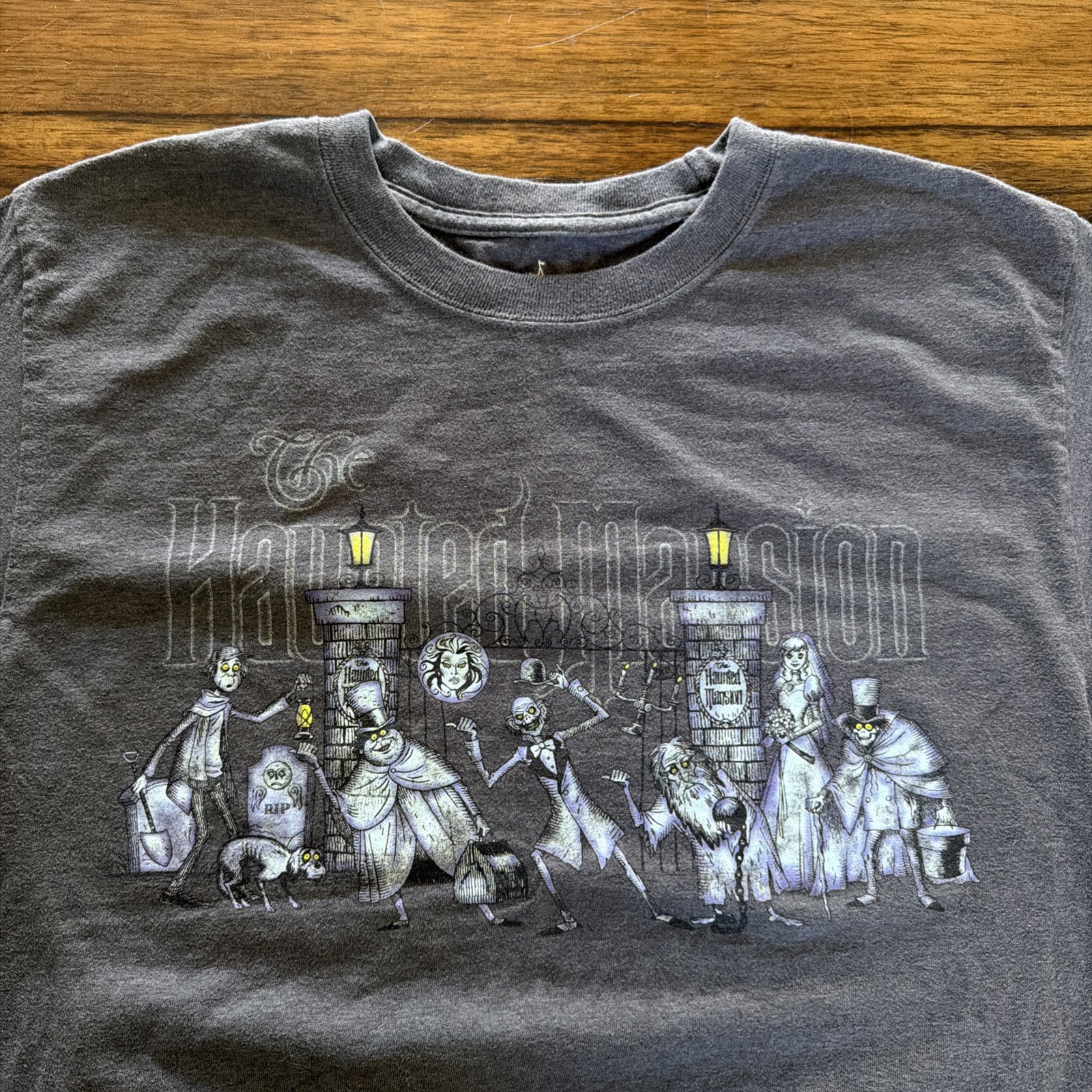 Disneyland The Haunted Mansion T-Shirt size Medium Walt Disney World Parks