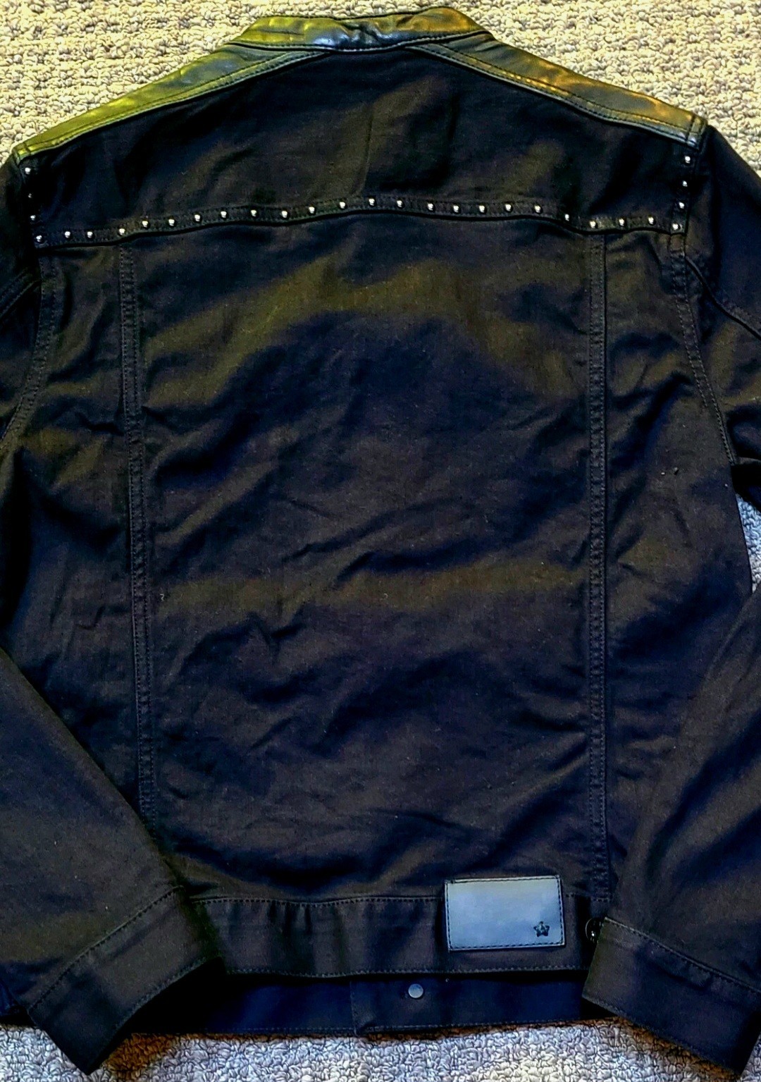 NEW JOHN VARVATOS BLACK DENIM LAYNE TRUCKER JACKET WITH LEATHER ACCENTS – SMALL