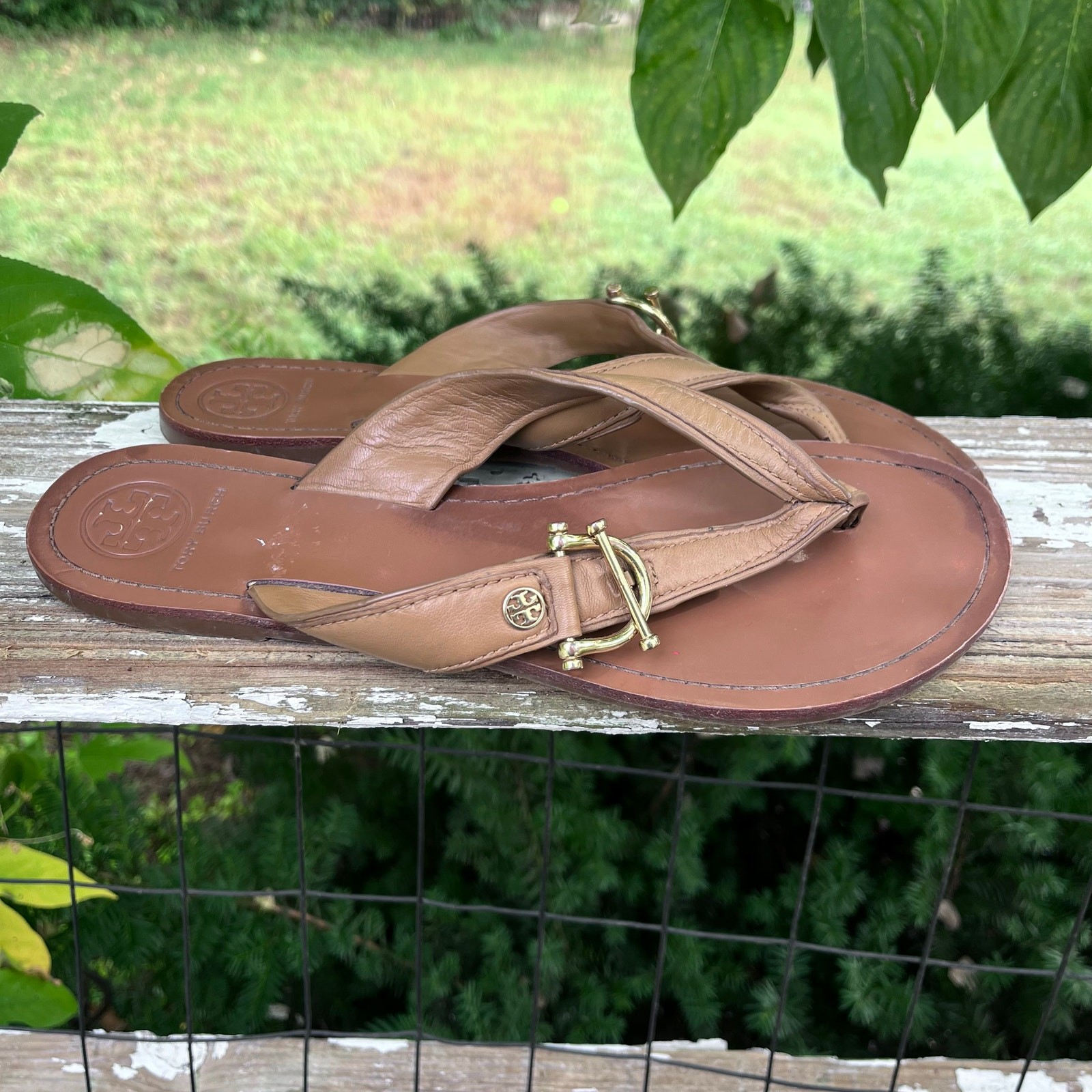 Tori Burch Leather Upper Brown Thong Sandals Gold Buckle Accent Logo size 9