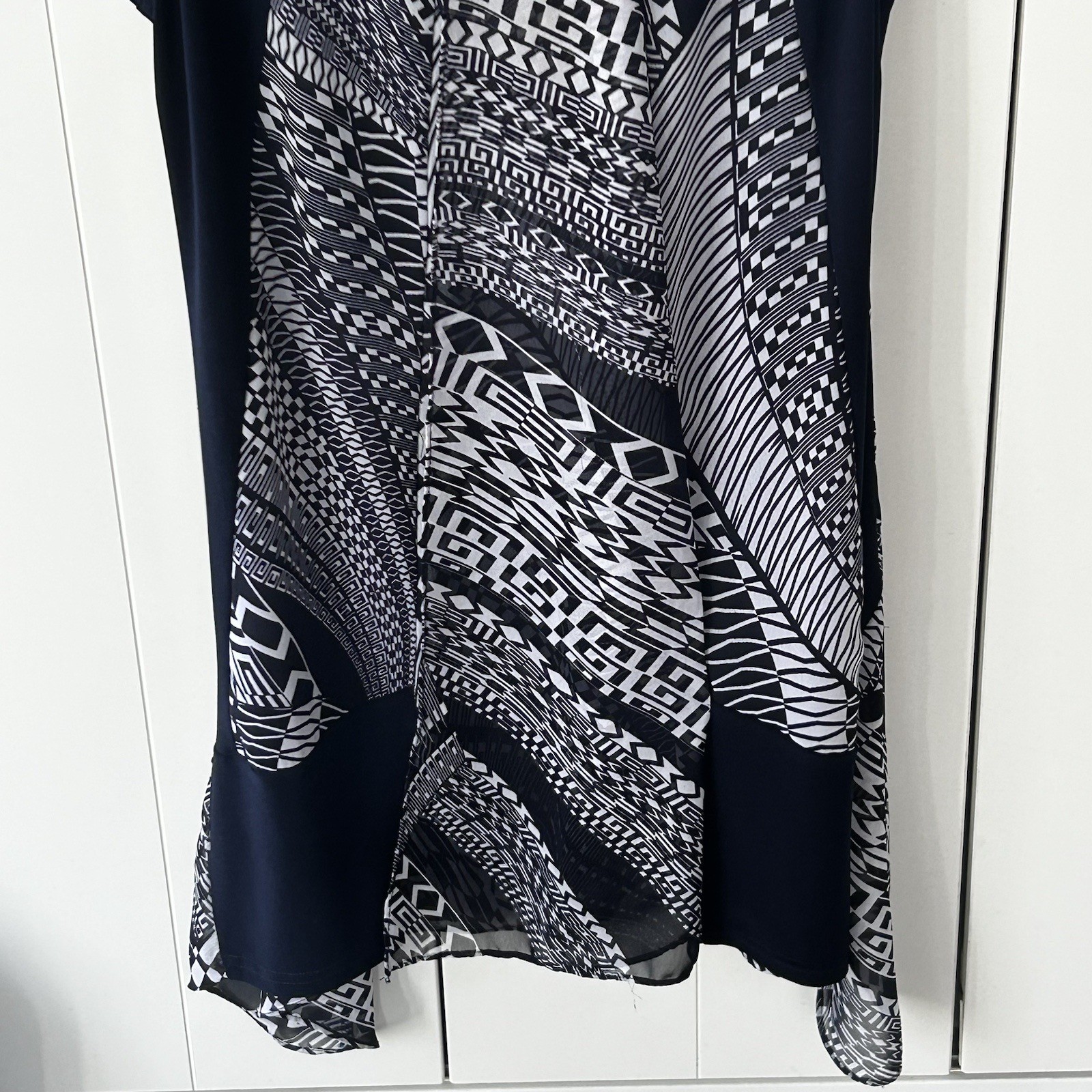 Joseph Ribkoff Top SIze 8 Black White Sleeveless Geometric Print Artsy Modern