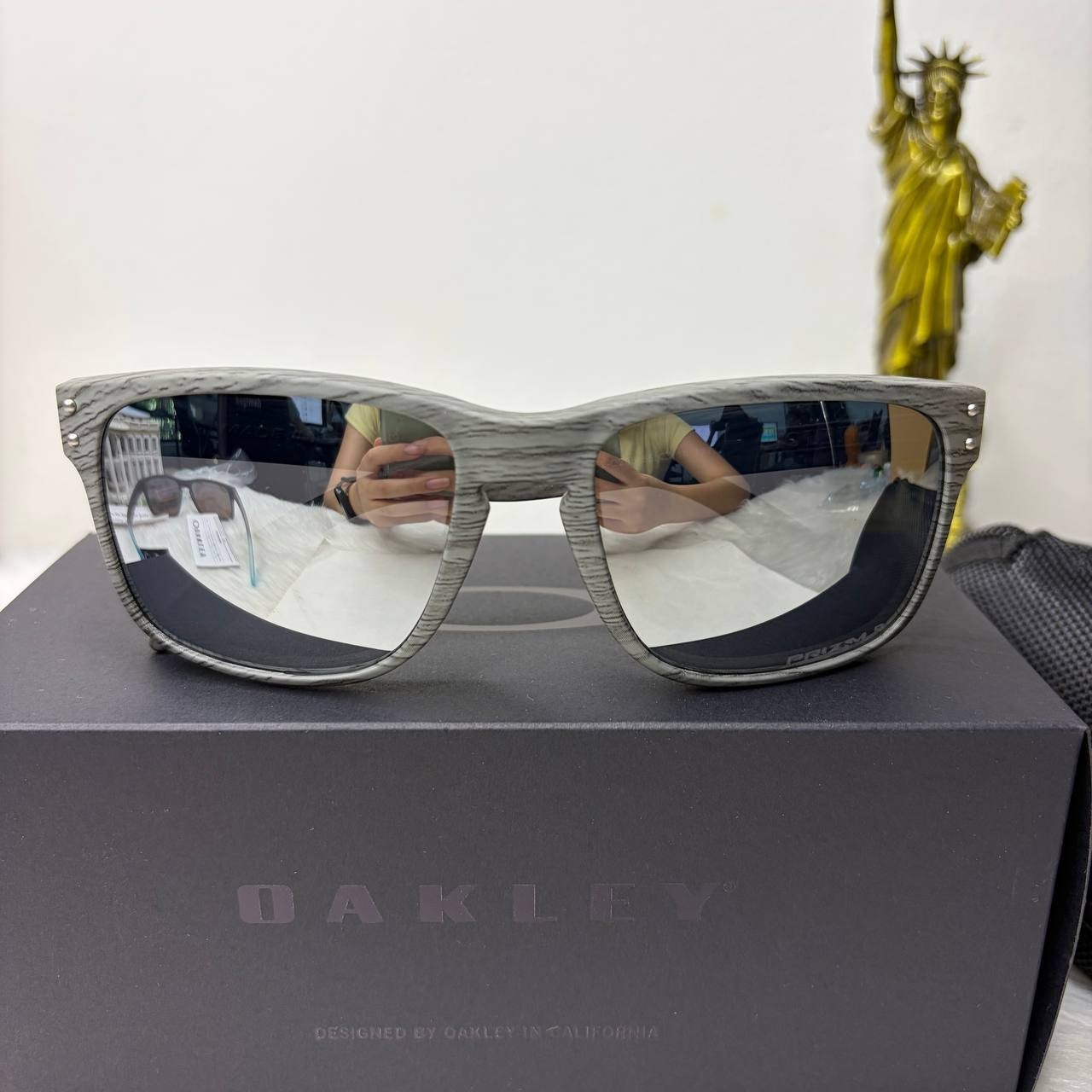 Oakley Holbrook Polarized Sunglasses Gray Woodgrain Frame Silver Mirror Lens