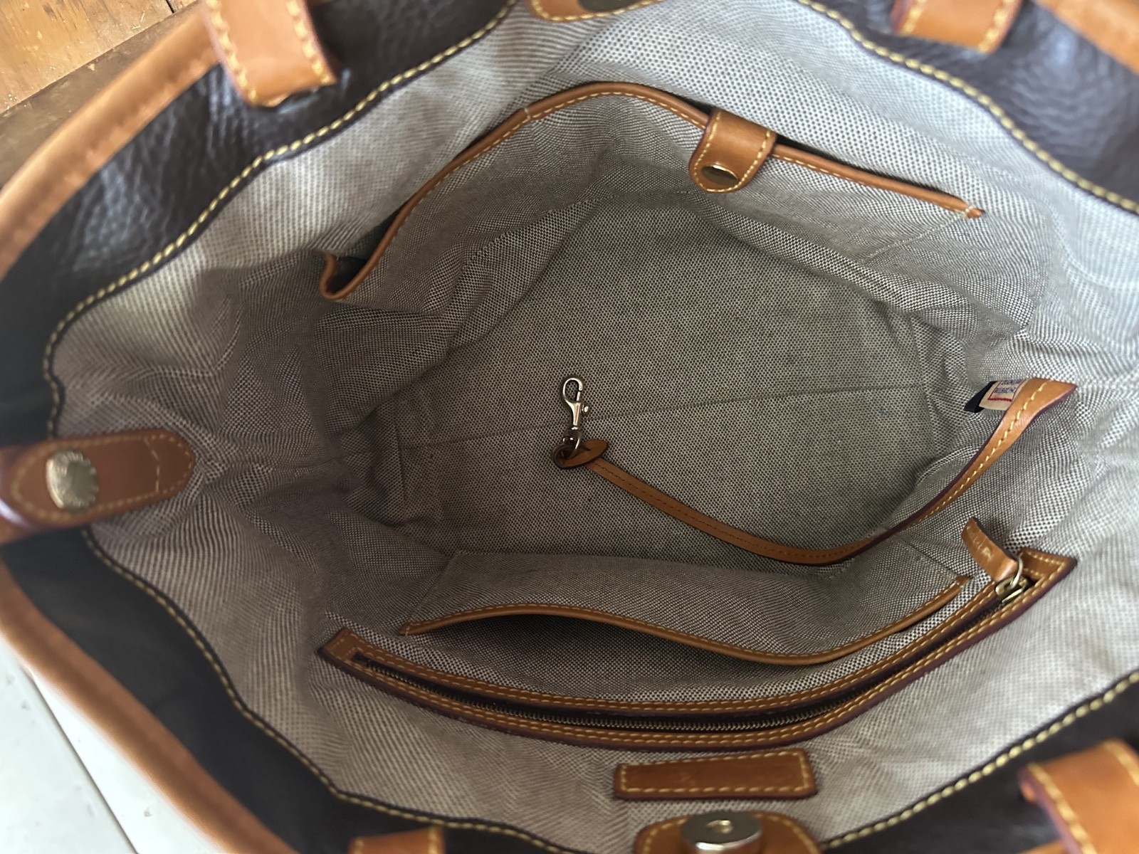 Dooney and Bourke Shoulder Bag – Leather Good Condition