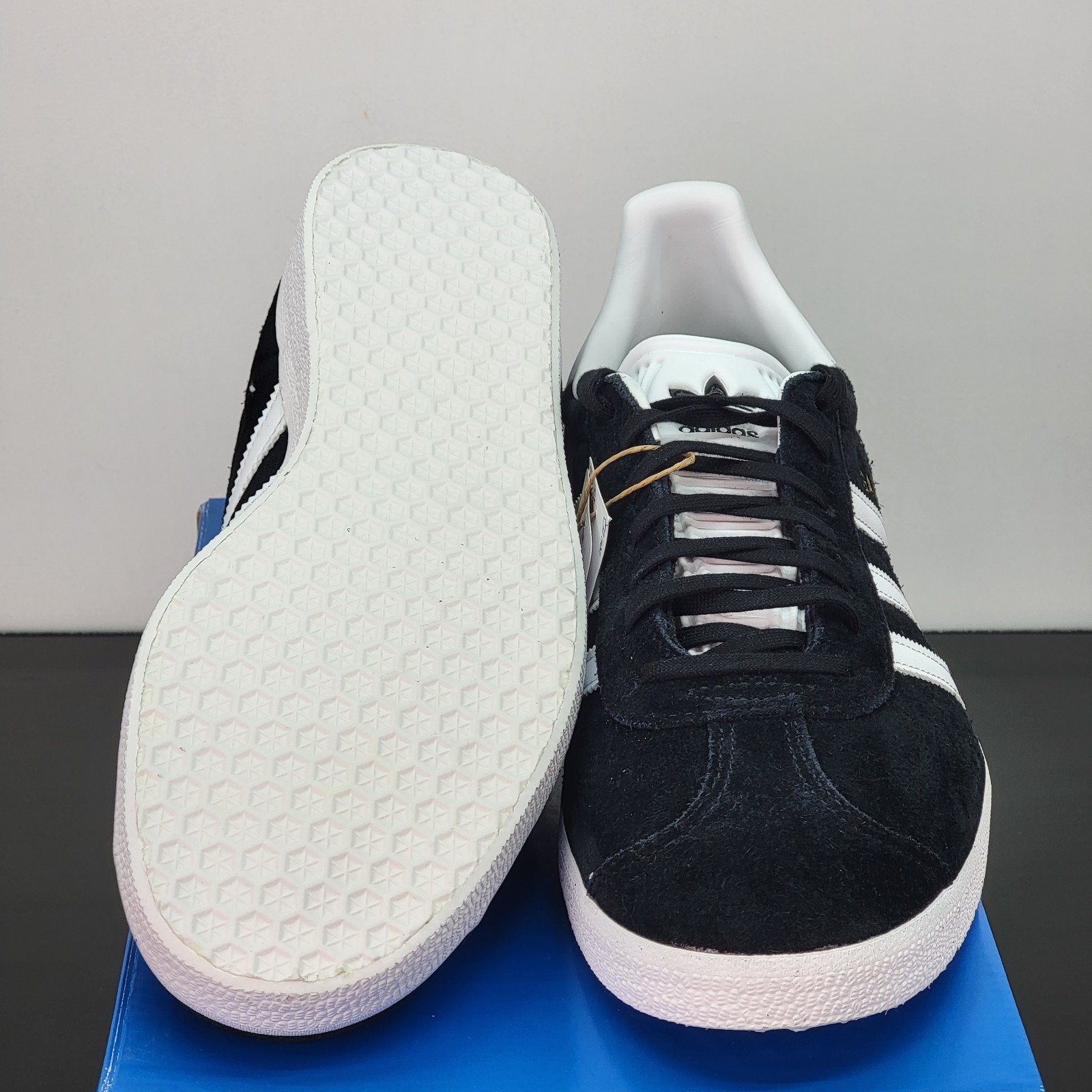 Adidas Gazelle Men’s Size 10 Shoes Black White Athletic Casual Sneakers
