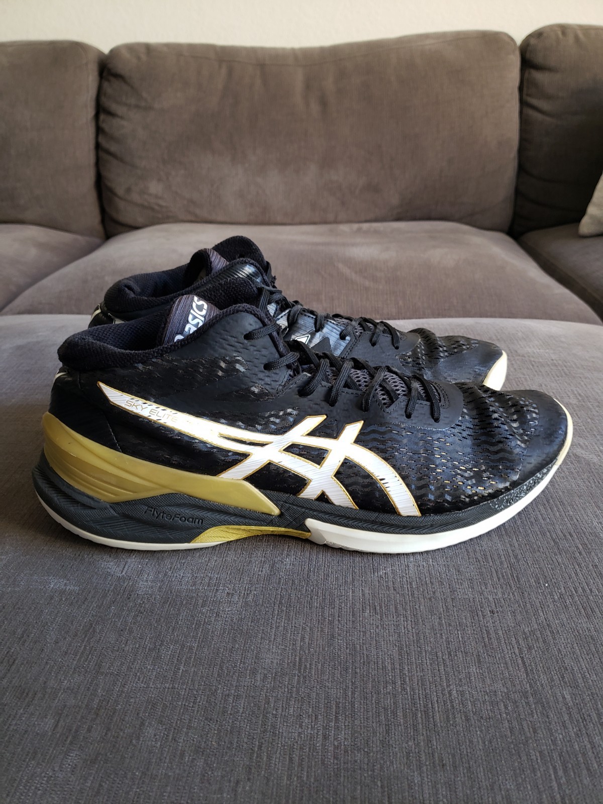 Size 13 – Asics Men’s Sky Elite FF Black Gold Volleyball Shoes Mid Top READ DESC