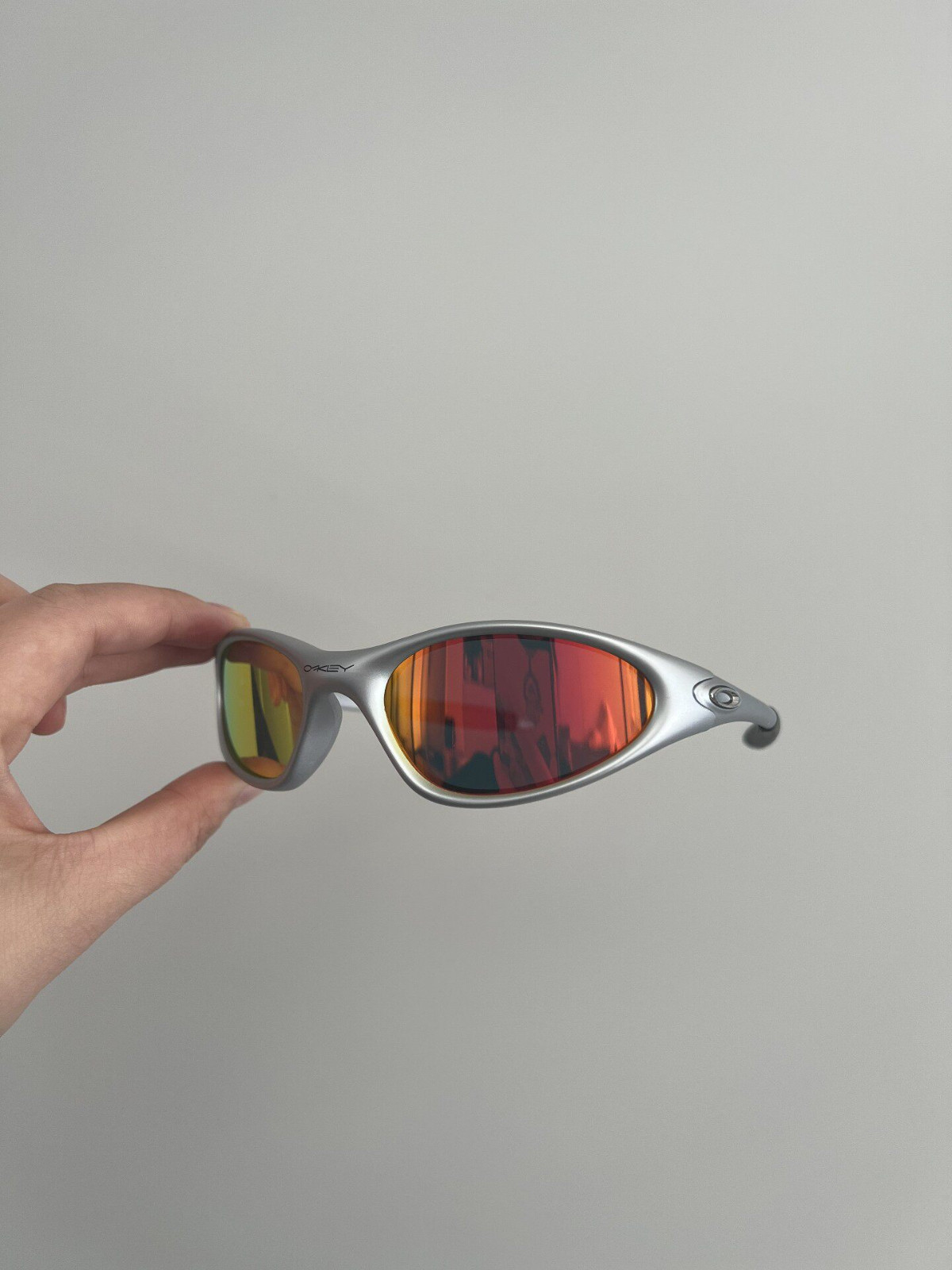 Vintage Oakley Minute Gen1 Lightweight Sunglasses Silver Frames Red Lenses Y2K