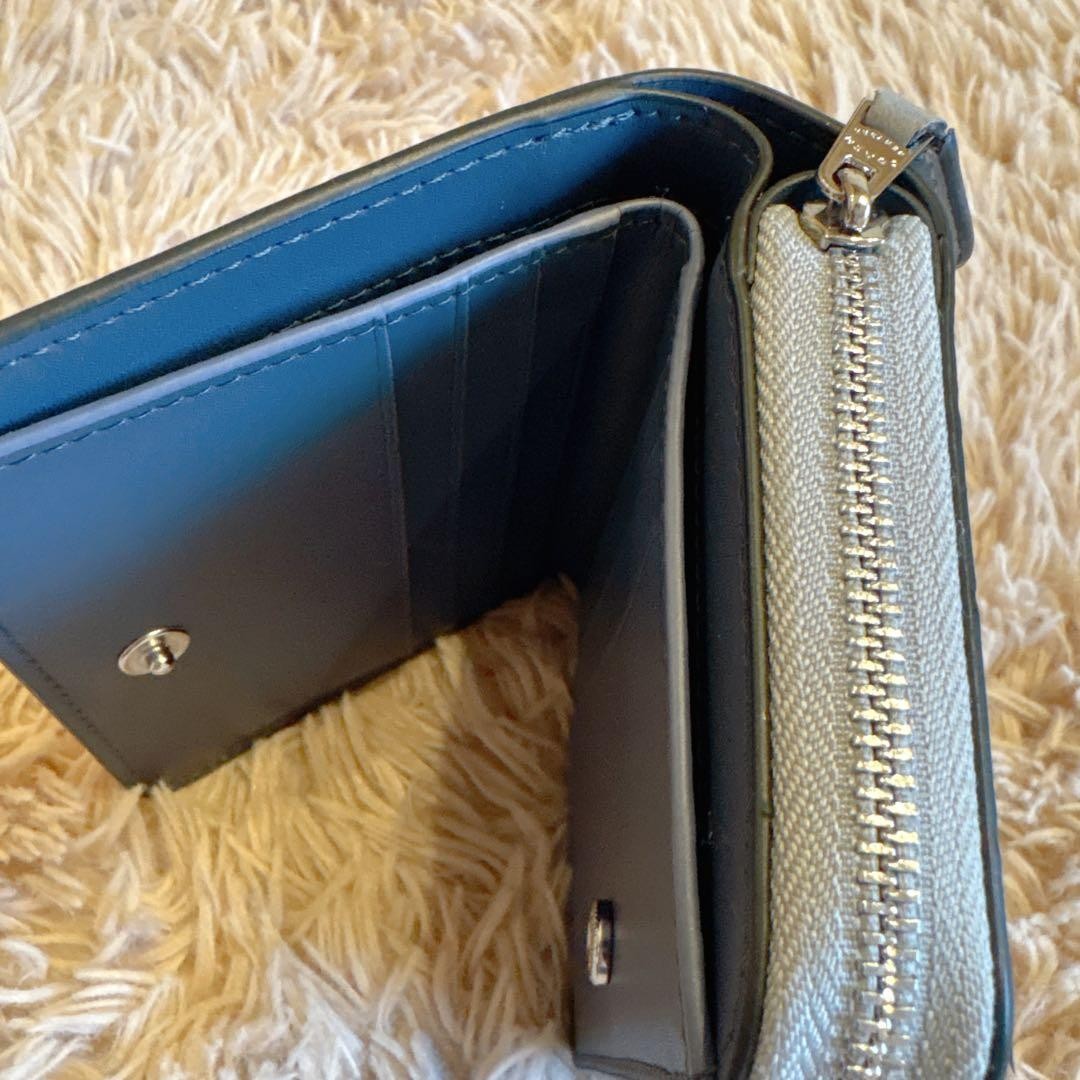 H Ri COACH Light Gray Crocodile Embossed Two Fold Wallet