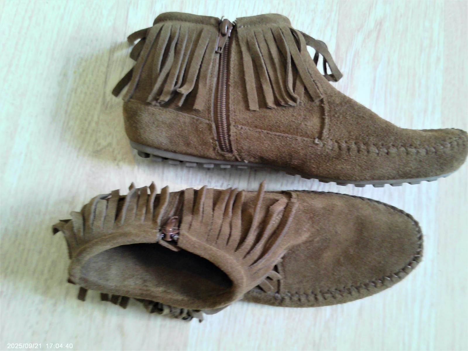 Minnetonka Moccasins Womens 9.5 9 1/2 Suede Fringe Beads Boho Shoes Slippers