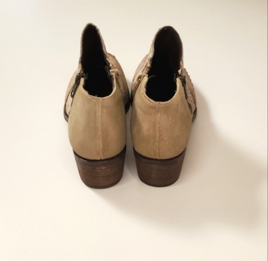 CHARLES BY CHARLES DAVID “Farren” Sand Leather Ankle Booties SZ 9.5 BRAND NEW!
